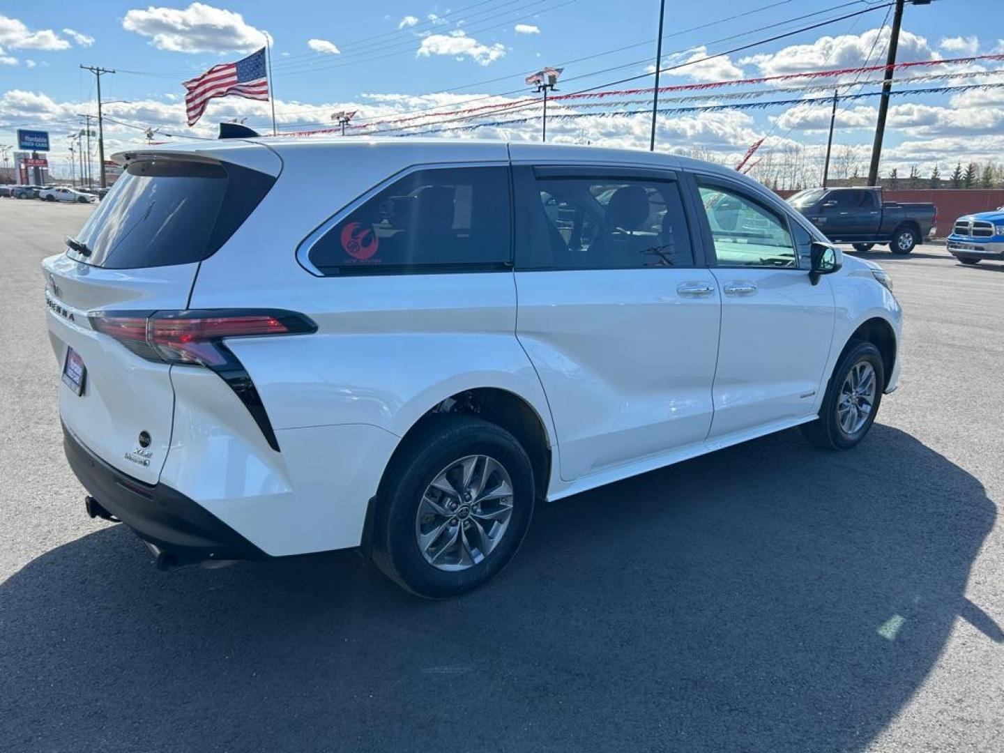 2021 WHITE TOYOTA SIENNA XLE (5TDYSKFC1MS) with an 2.5L engine, Continuously Variable transmission, located at 2525 S. Cushman, Fairbanks, AK, 99701, (907) 452-5707, 64.824036, -147.712311 - Photo#2