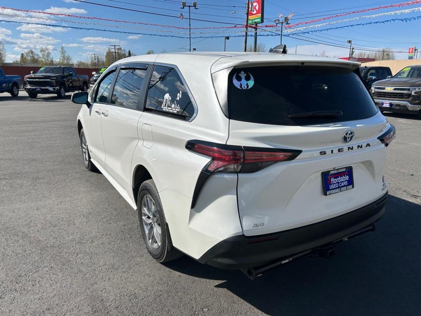 2021 WHITE TOYOTA SIENNA XLE (5TDYSKFC1MS) with an 2.5L engine, Continuously Variable transmission, located at 2525 S. Cushman, Fairbanks, AK, 99701, (907) 452-5707, 64.824036, -147.712311 - Photo#3