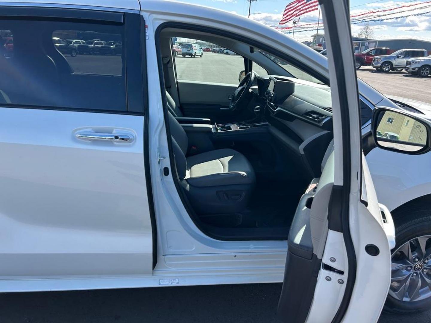 2021 WHITE TOYOTA SIENNA XLE (5TDYSKFC1MS) with an 2.5L engine, Continuously Variable transmission, located at 2525 S. Cushman, Fairbanks, AK, 99701, (907) 452-5707, 64.824036, -147.712311 - Photo#4