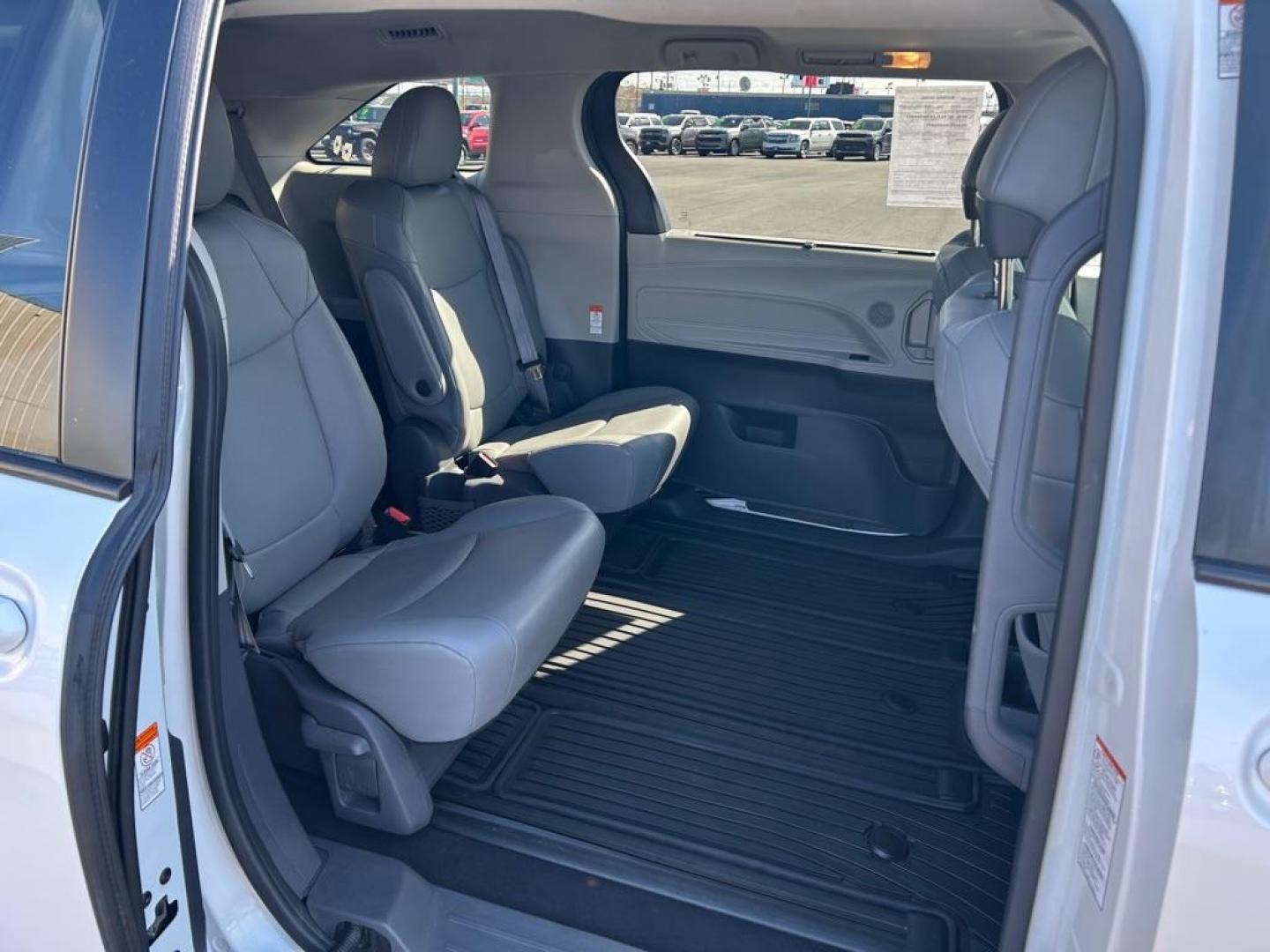 2021 WHITE TOYOTA SIENNA XLE (5TDYSKFC1MS) with an 2.5L engine, Continuously Variable transmission, located at 2525 S. Cushman, Fairbanks, AK, 99701, (907) 452-5707, 64.824036, -147.712311 - Photo#5