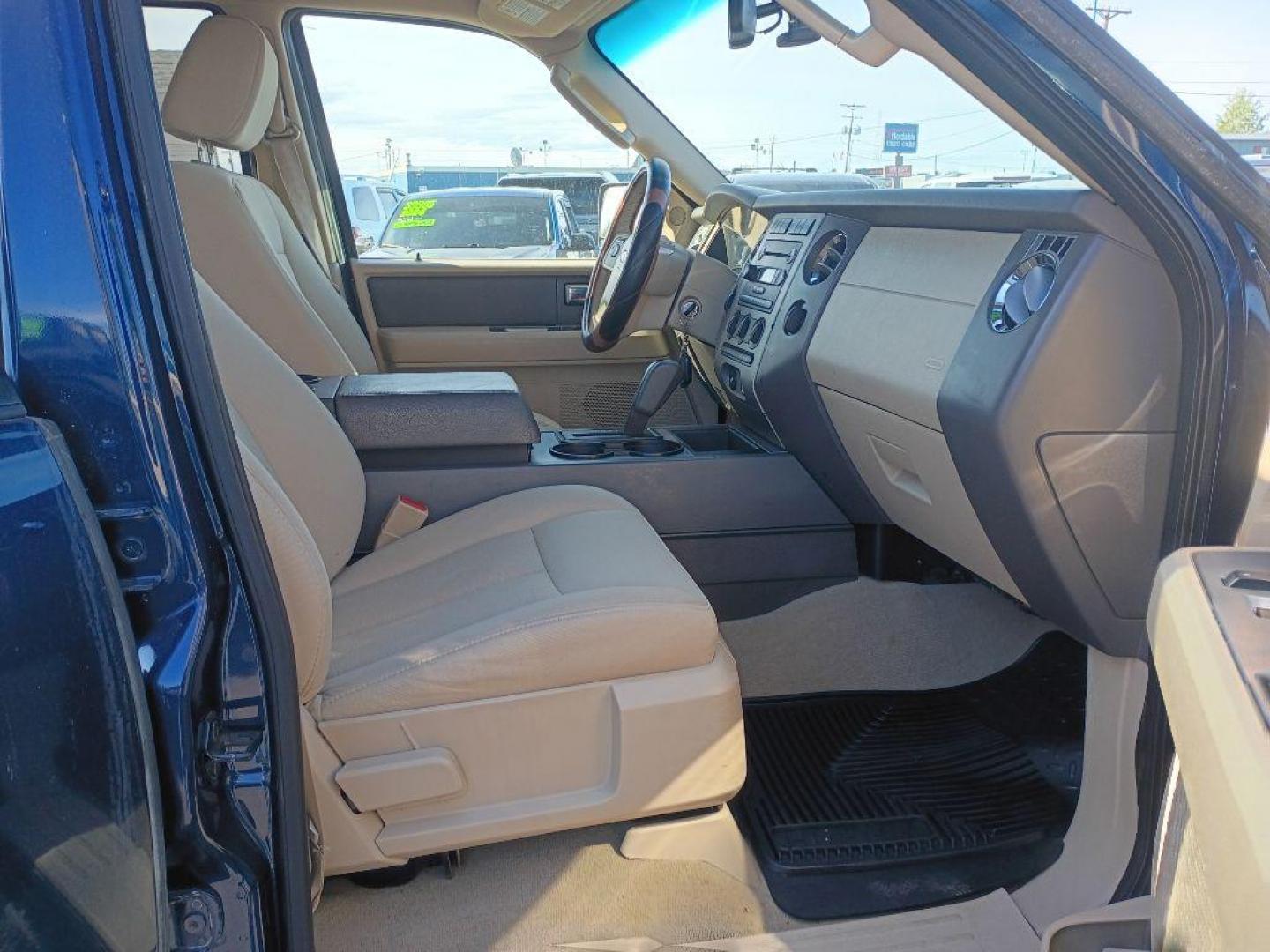 2008 BLUE FORD EXPEDITION XLT (1FMFU16588L) with an 5.4L engine, Automatic transmission, located at 2525 S. Cushman, Fairbanks, AK, 99701, (907) 452-5707, 64.824036, -147.712311 - Photo#2