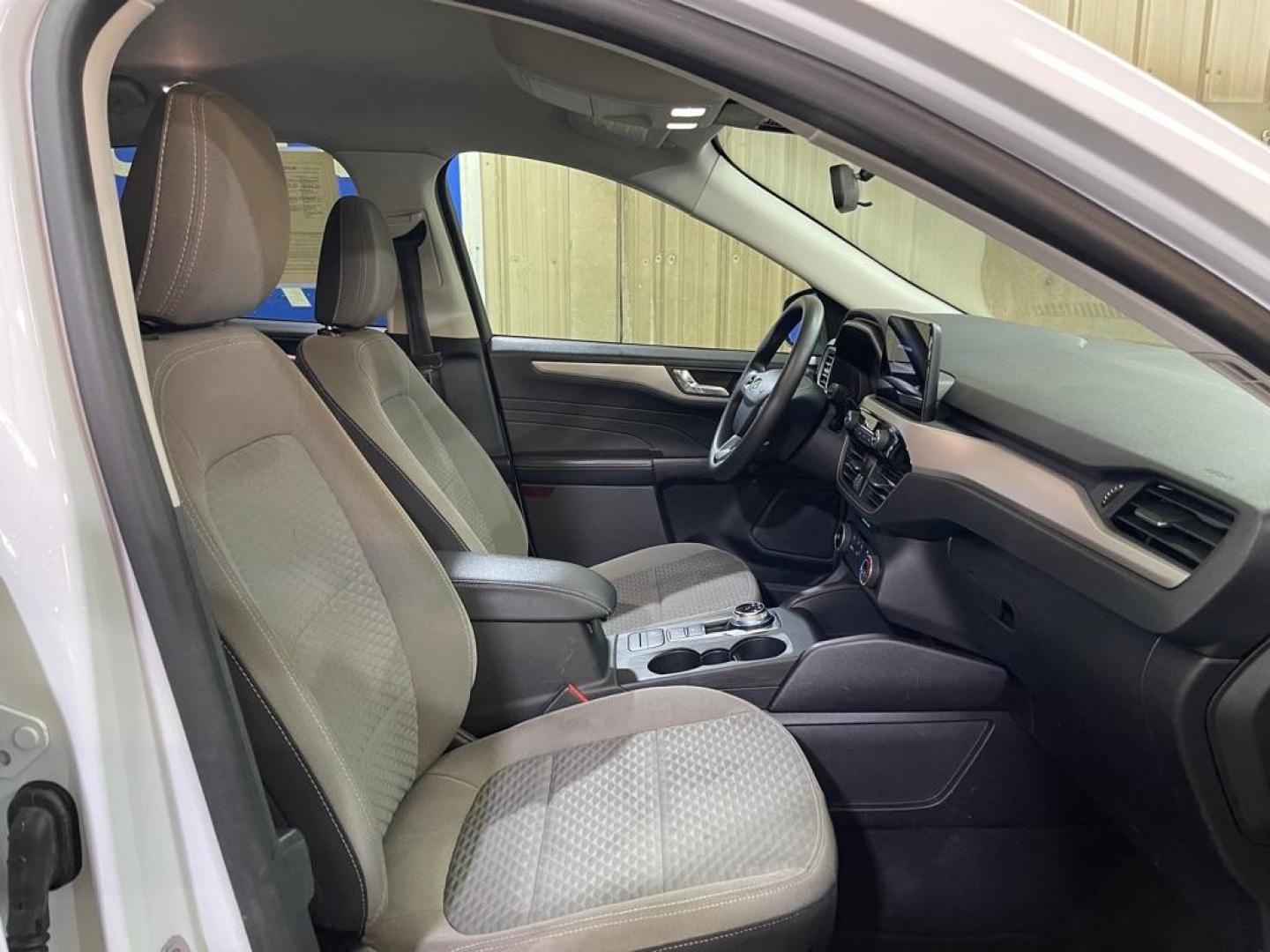2021 WHITE FORD ESCAPE SE (1FMCU0G64MU) with an 1.5L engine, Automatic transmission, located at 2525 S. Cushman, Fairbanks, AK, 99701, (907) 452-5707, 64.824036, -147.712311 - Photo#3