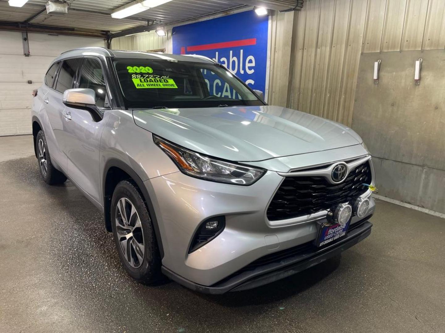 2020 SILVER TOYOTA HIGHLANDER XLE (5TDGZRBH2LS) with an 3.5L engine, Automatic transmission, located at 2525 S. Cushman, Fairbanks, AK, 99701, (907) 452-5707, 64.824036, -147.712311 - Photo#0