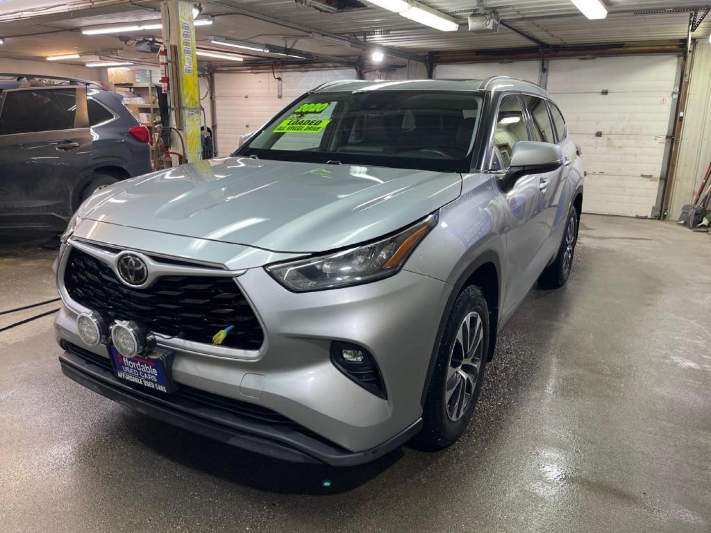 2020 SILVER TOYOTA HIGHLANDER XLE (5TDGZRBH2LS) with an 3.5L engine, Automatic transmission, located at 2525 S. Cushman, Fairbanks, AK, 99701, (907) 452-5707, 64.824036, -147.712311 - Photo#1