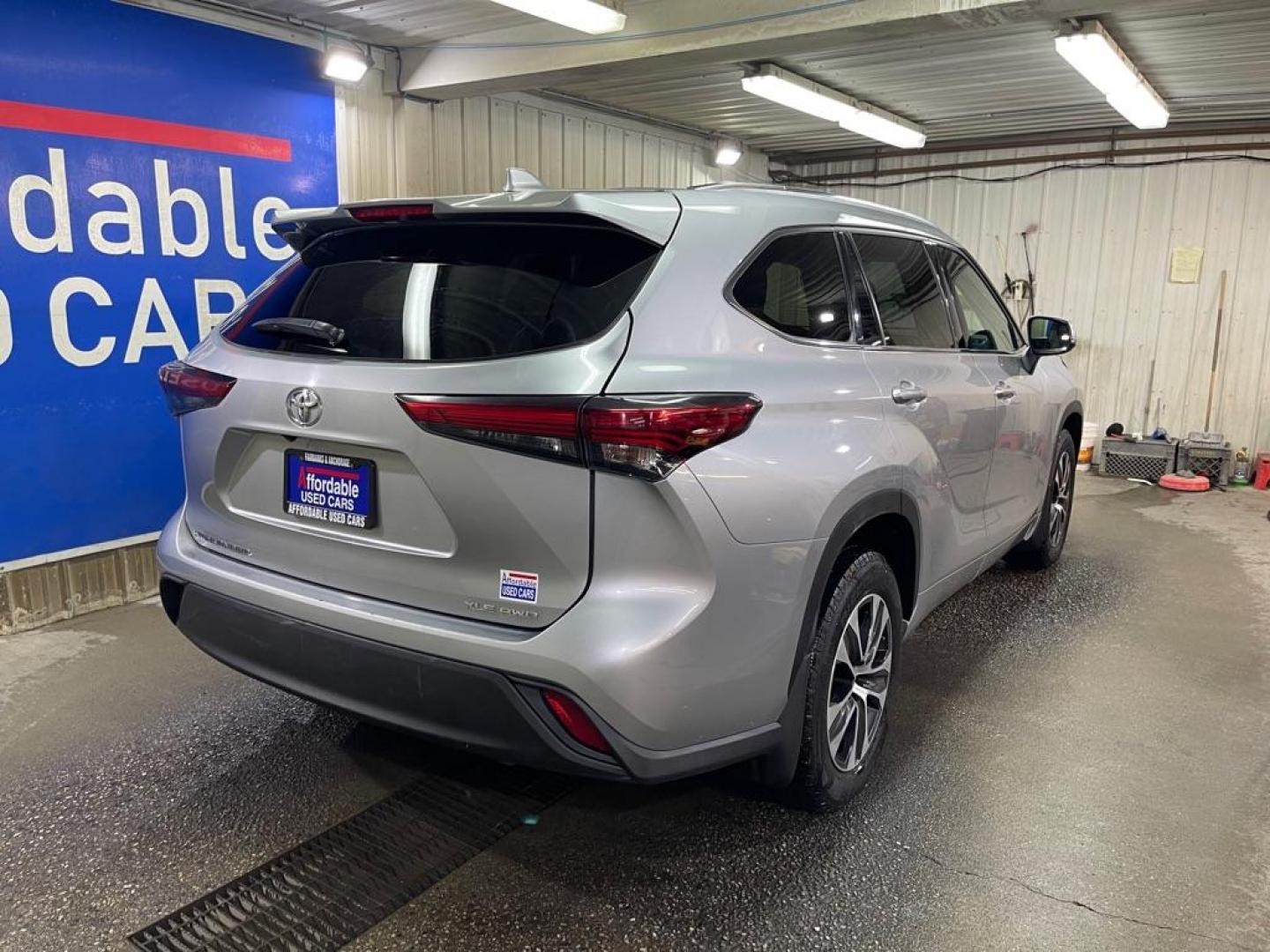 2020 SILVER TOYOTA HIGHLANDER XLE (5TDGZRBH2LS) with an 3.5L engine, Automatic transmission, located at 2525 S. Cushman, Fairbanks, AK, 99701, (907) 452-5707, 64.824036, -147.712311 - Photo#2