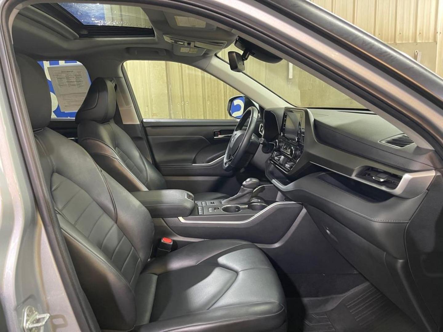 2020 SILVER TOYOTA HIGHLANDER XLE (5TDGZRBH2LS) with an 3.5L engine, Automatic transmission, located at 2525 S. Cushman, Fairbanks, AK, 99701, (907) 452-5707, 64.824036, -147.712311 - Photo#3