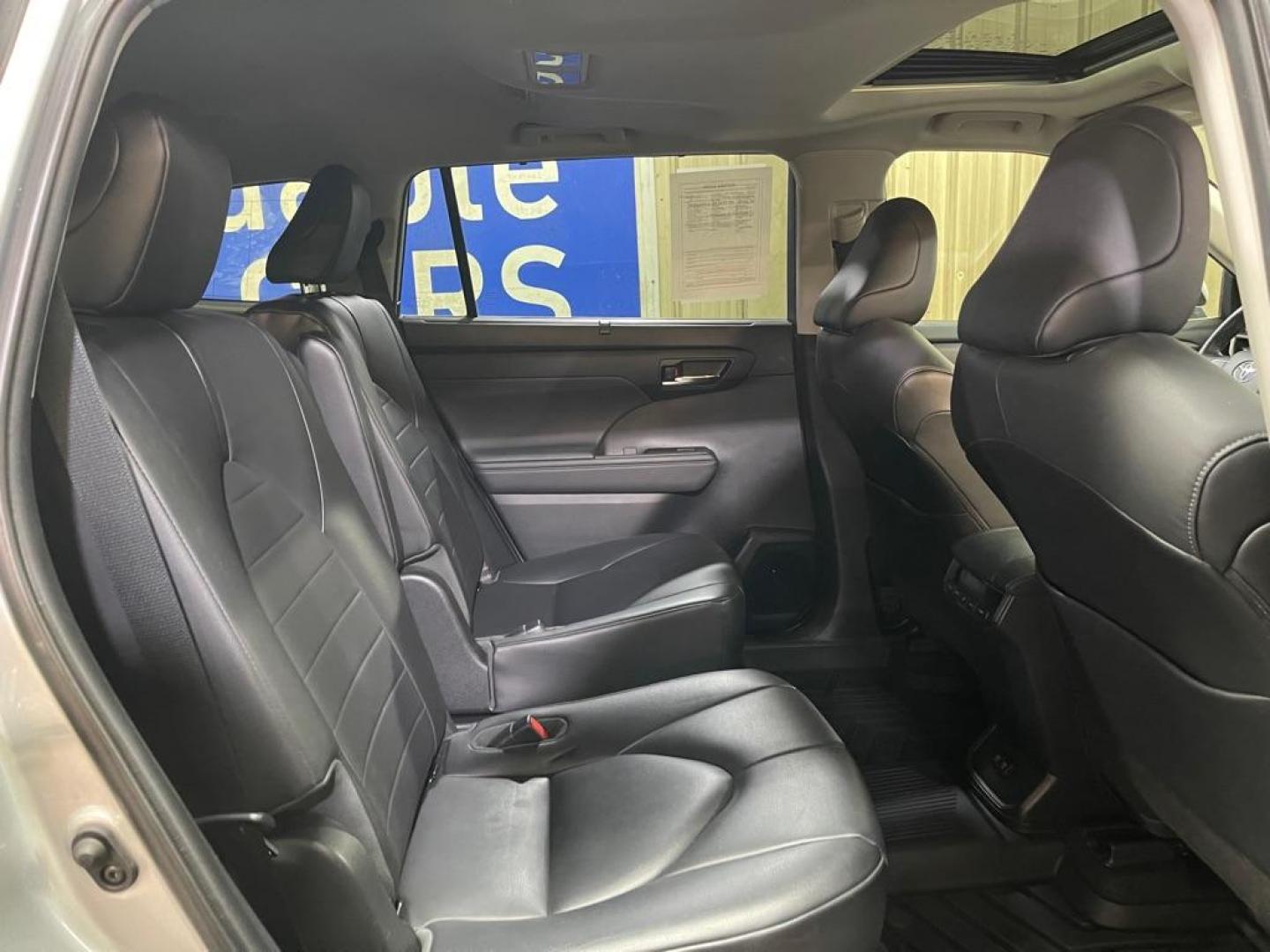 2020 SILVER TOYOTA HIGHLANDER XLE (5TDGZRBH2LS) with an 3.5L engine, Automatic transmission, located at 2525 S. Cushman, Fairbanks, AK, 99701, (907) 452-5707, 64.824036, -147.712311 - Photo#4