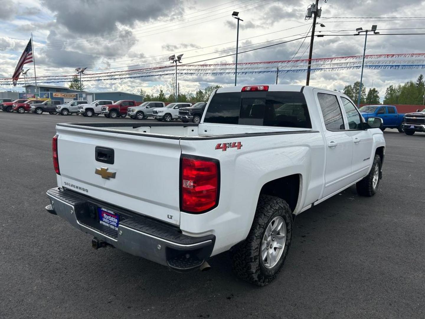 2018 WHITE CHEVROLET SILVERADO 1500 LT (1GCUKREC7JF) with an 5.3L engine, Automatic transmission, located at 2525 S. Cushman, Fairbanks, AK, 99701, (907) 452-5707, 64.824036, -147.712311 - Photo#2