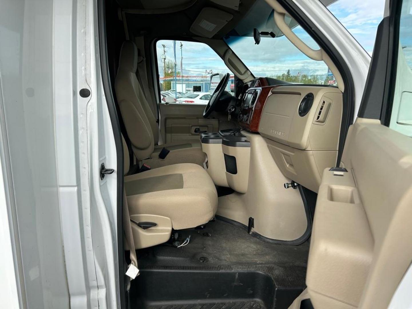 2013 WHITE WINNEBAGO MOTORHOME CHALET M-26QR-FORD (1FDXE4FS2DD) with an 6.8L engine, Automatic transmission, located at 2525 S. Cushman, Fairbanks, AK, 99701, (907) 452-5707, 64.824036, -147.712311 - Photo#4