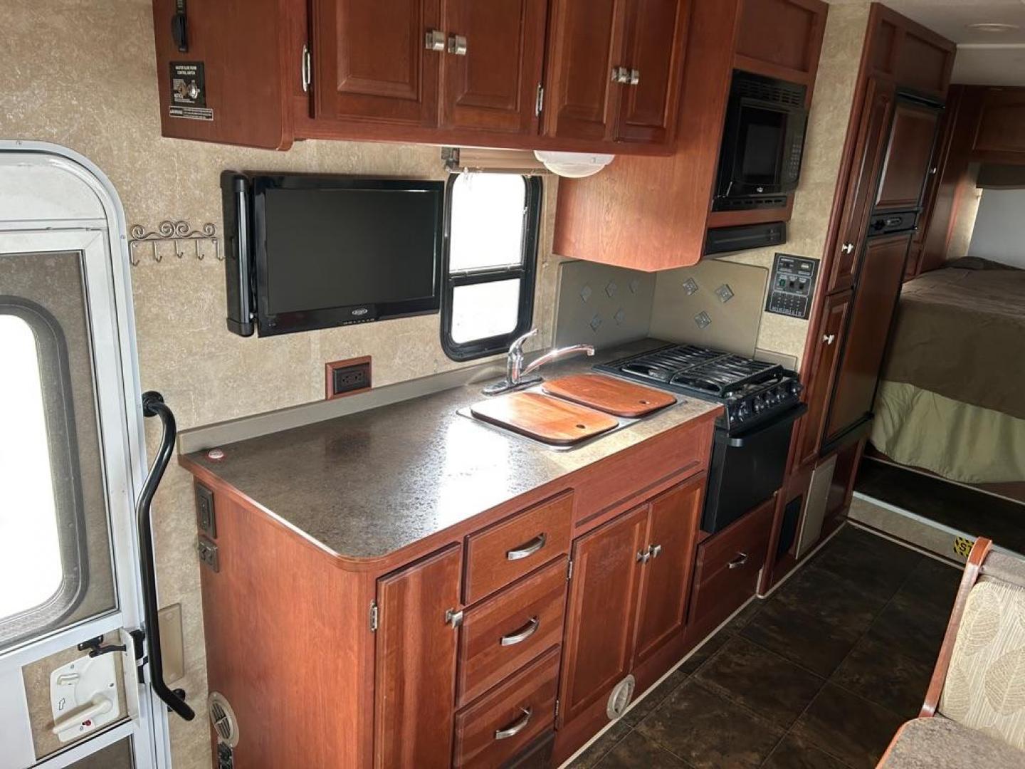 2013 WHITE WINNEBAGO MOTORHOME CHALET M-26QR-FORD (1FDXE4FS2DD) with an 6.8L engine, Automatic transmission, located at 2525 S. Cushman, Fairbanks, AK, 99701, (907) 452-5707, 64.824036, -147.712311 - Photo#5