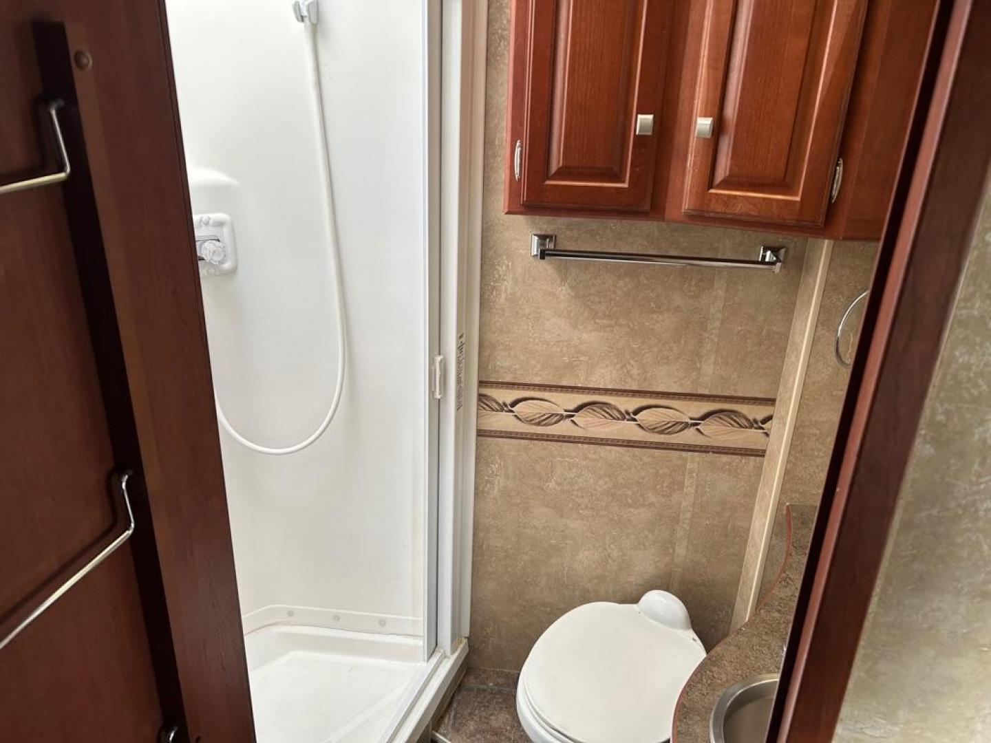2013 WHITE WINNEBAGO MOTORHOME CHALET M-26QR-FORD (1FDXE4FS2DD) with an 6.8L engine, Automatic transmission, located at 2525 S. Cushman, Fairbanks, AK, 99701, (907) 452-5707, 64.824036, -147.712311 - Photo#8