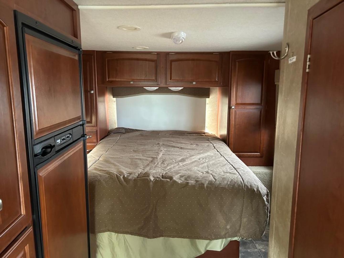 2013 WHITE WINNEBAGO MOTORHOME CHALET M-26QR-FORD (1FDXE4FS2DD) with an 6.8L engine, Automatic transmission, located at 2525 S. Cushman, Fairbanks, AK, 99701, (907) 452-5707, 64.824036, -147.712311 - Photo#9
