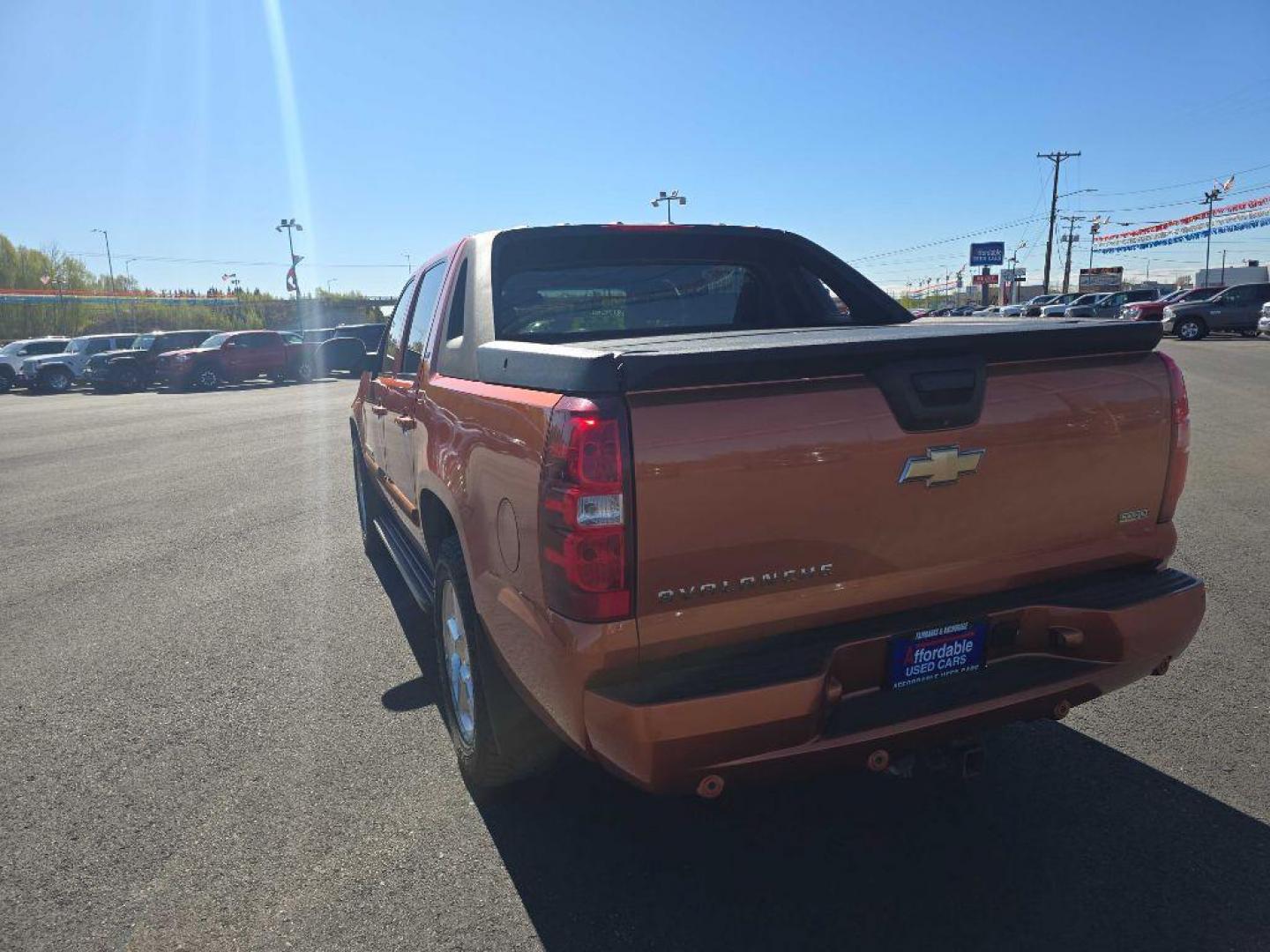 2007 ORANGE CHEVROLET AVALANCHE 1500 (3GNFK12377G) with an 5.3L engine, Automatic transmission, located at 2525 S. Cushman, Fairbanks, AK, 99701, (907) 452-5707, 64.824036, -147.712311 - Photo#4
