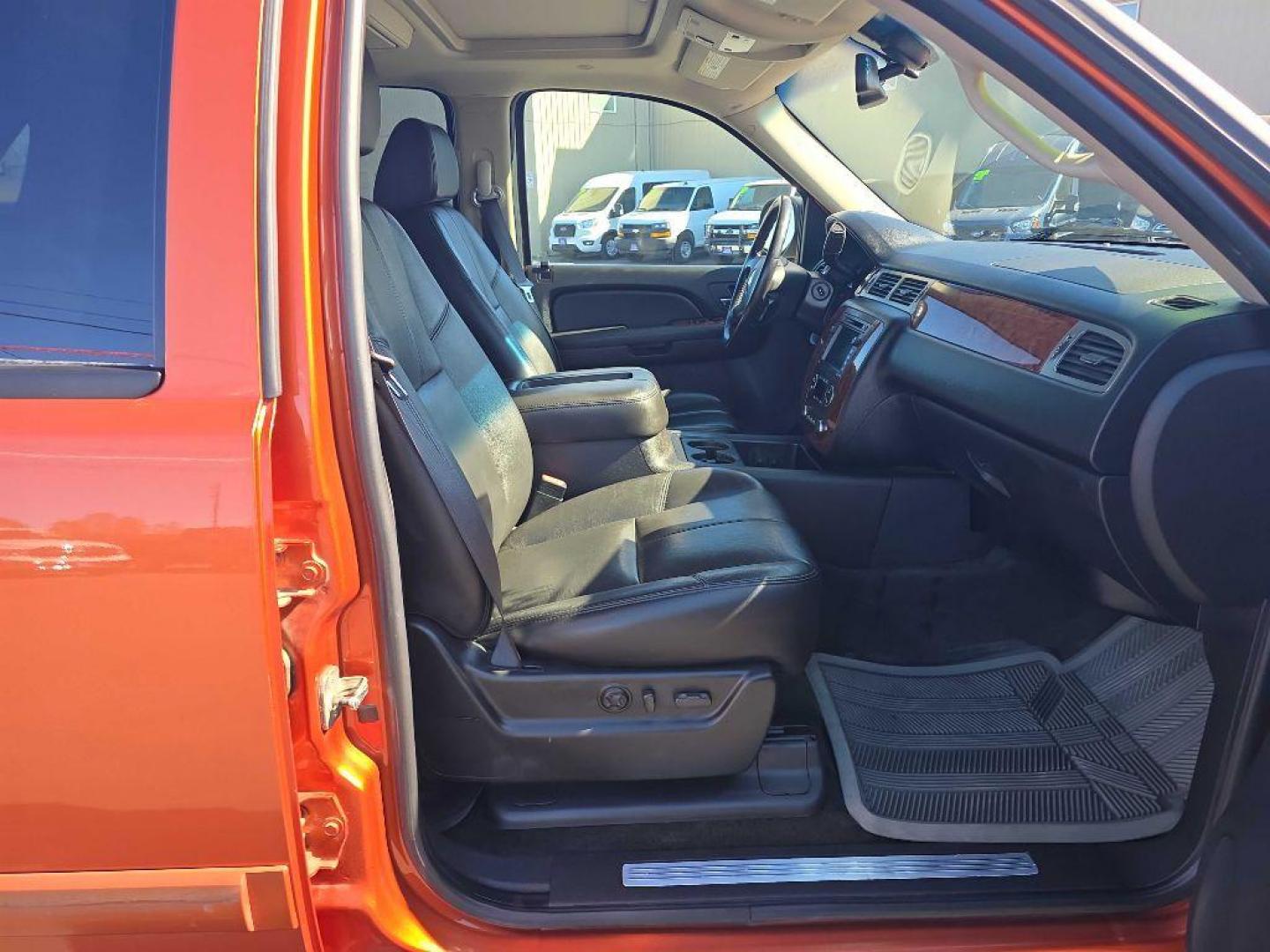 2007 ORANGE CHEVROLET AVALANCHE 1500 (3GNFK12377G) with an 5.3L engine, Automatic transmission, located at 2525 S. Cushman, Fairbanks, AK, 99701, (907) 452-5707, 64.824036, -147.712311 - Photo#5