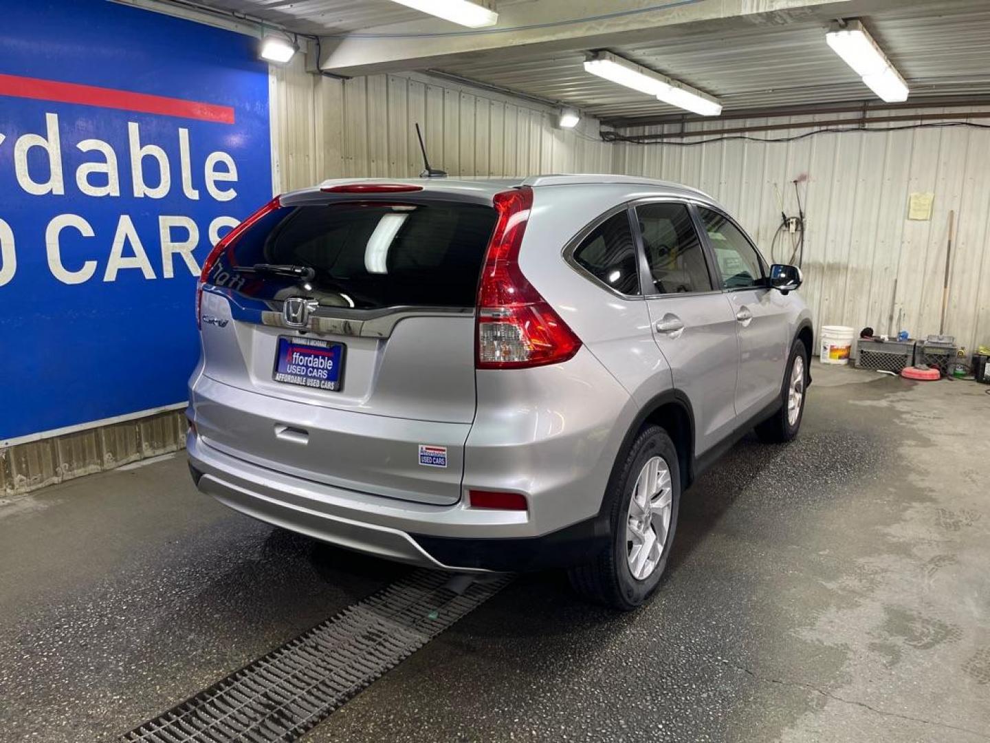 2016 SILVER HONDA CR-V EXL (2HKRM3H78GH) with an 2.4L engine, Continuously Variable transmission, located at 2525 S. Cushman, Fairbanks, AK, 99701, (907) 452-5707, 64.824036, -147.712311 - Photo#2