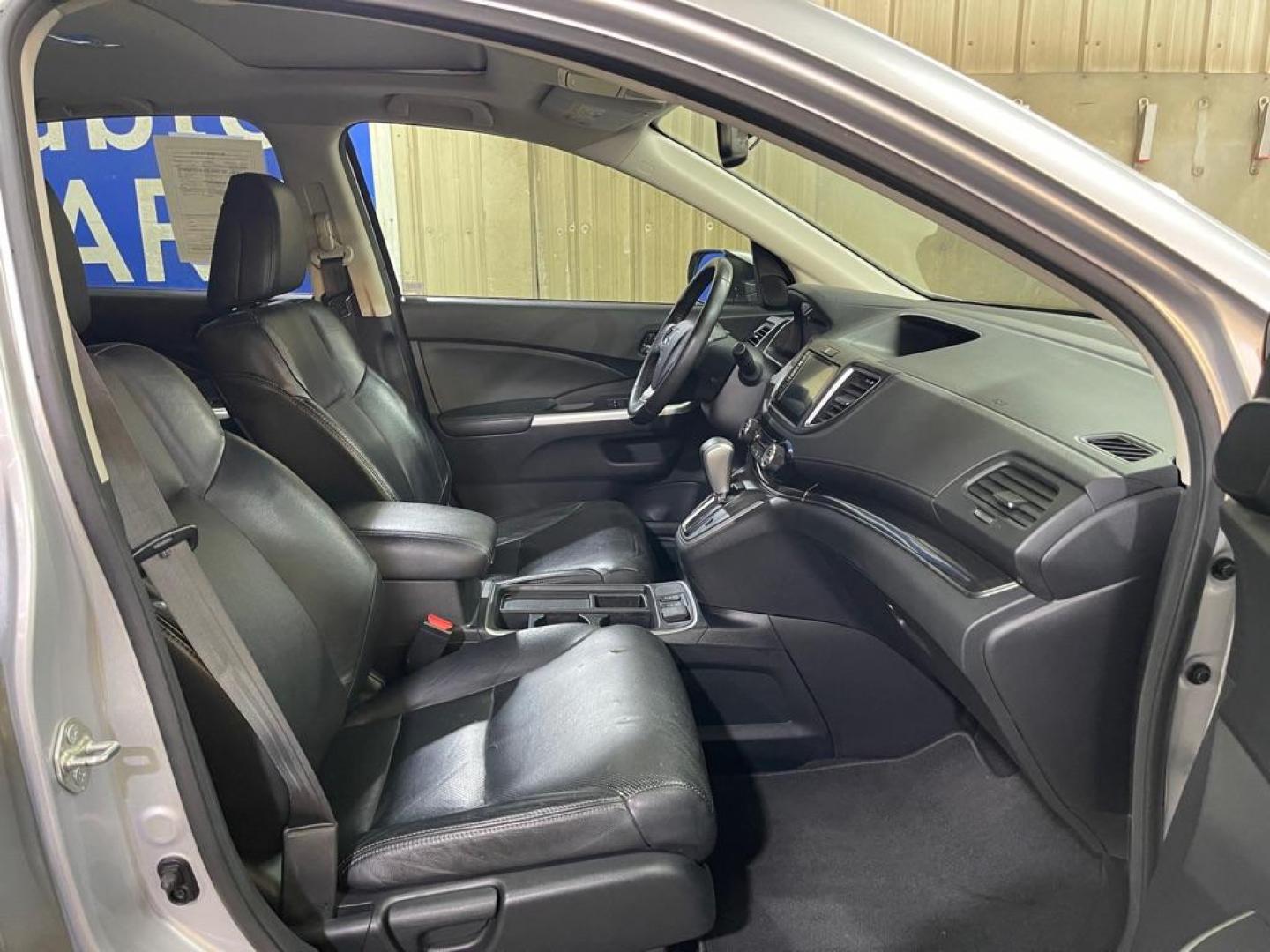 2016 SILVER HONDA CR-V EXL (2HKRM3H78GH) with an 2.4L engine, Continuously Variable transmission, located at 2525 S. Cushman, Fairbanks, AK, 99701, (907) 452-5707, 64.824036, -147.712311 - Photo#3