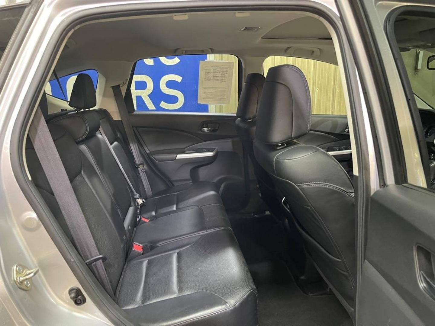2016 SILVER HONDA CR-V EXL (2HKRM3H78GH) with an 2.4L engine, Continuously Variable transmission, located at 2525 S. Cushman, Fairbanks, AK, 99701, (907) 452-5707, 64.824036, -147.712311 - Photo#4