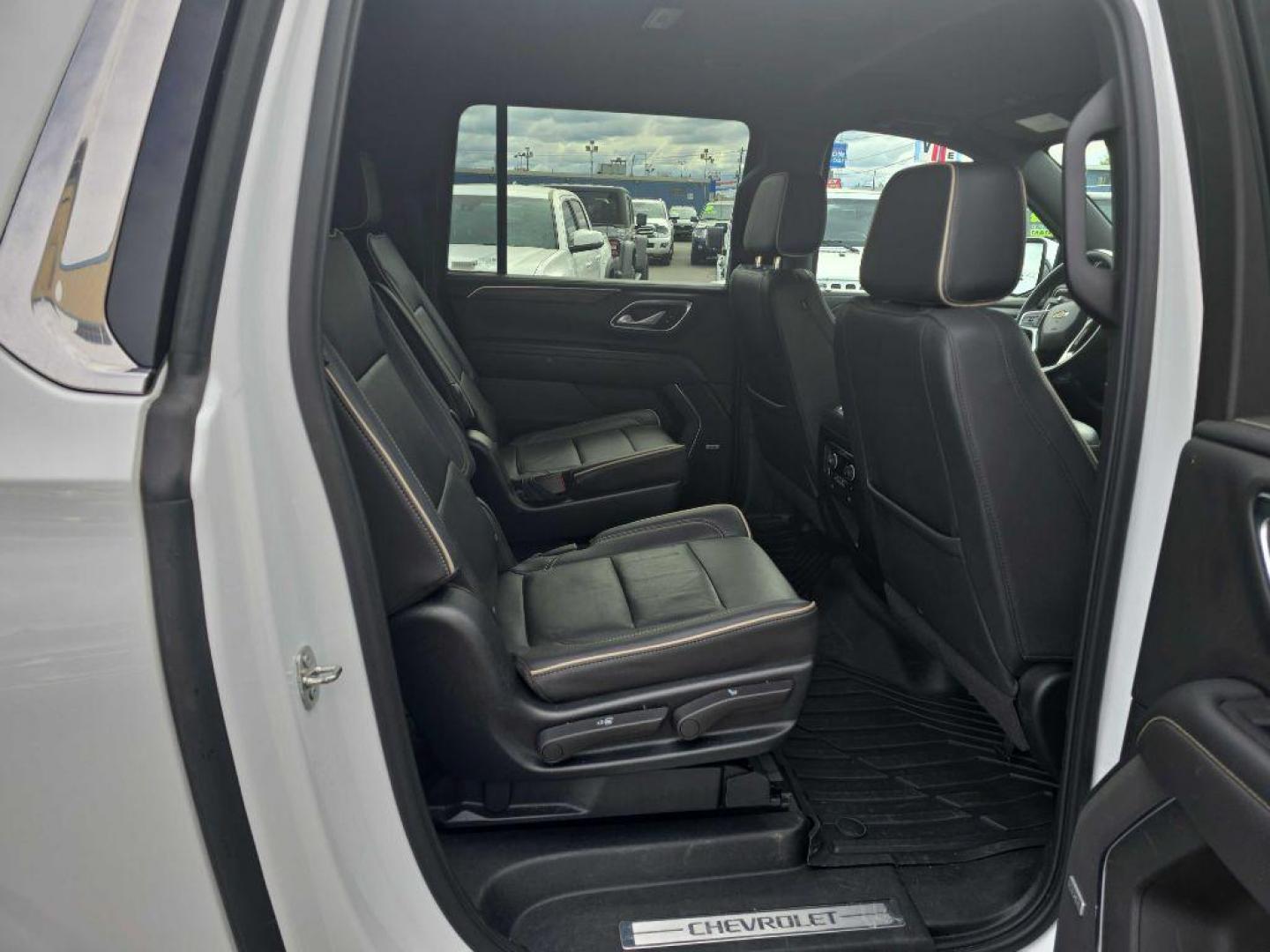 2023 WHITE CHEVROLET SUBURBAN 1500 PREMIER (1GNSKFKD2PR) with an 5.3L engine, Automatic transmission, located at 2525 S. Cushman, Fairbanks, AK, 99701, (907) 452-5707, 64.824036, -147.712311 - Photo#3
