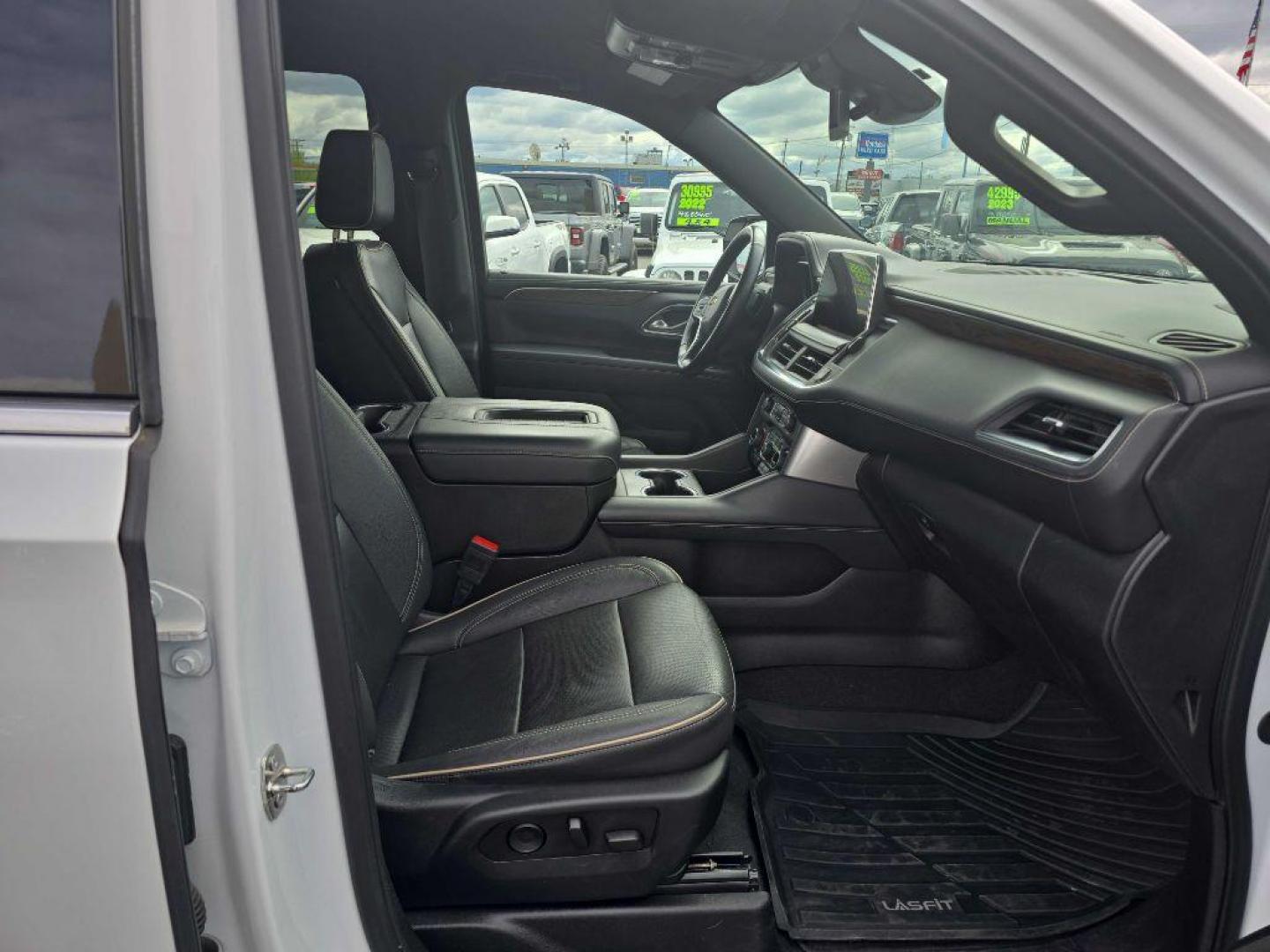 2023 WHITE CHEVROLET SUBURBAN 1500 PREMIER (1GNSKFKD2PR) with an 5.3L engine, Automatic transmission, located at 2525 S. Cushman, Fairbanks, AK, 99701, (907) 452-5707, 64.824036, -147.712311 - Photo#4