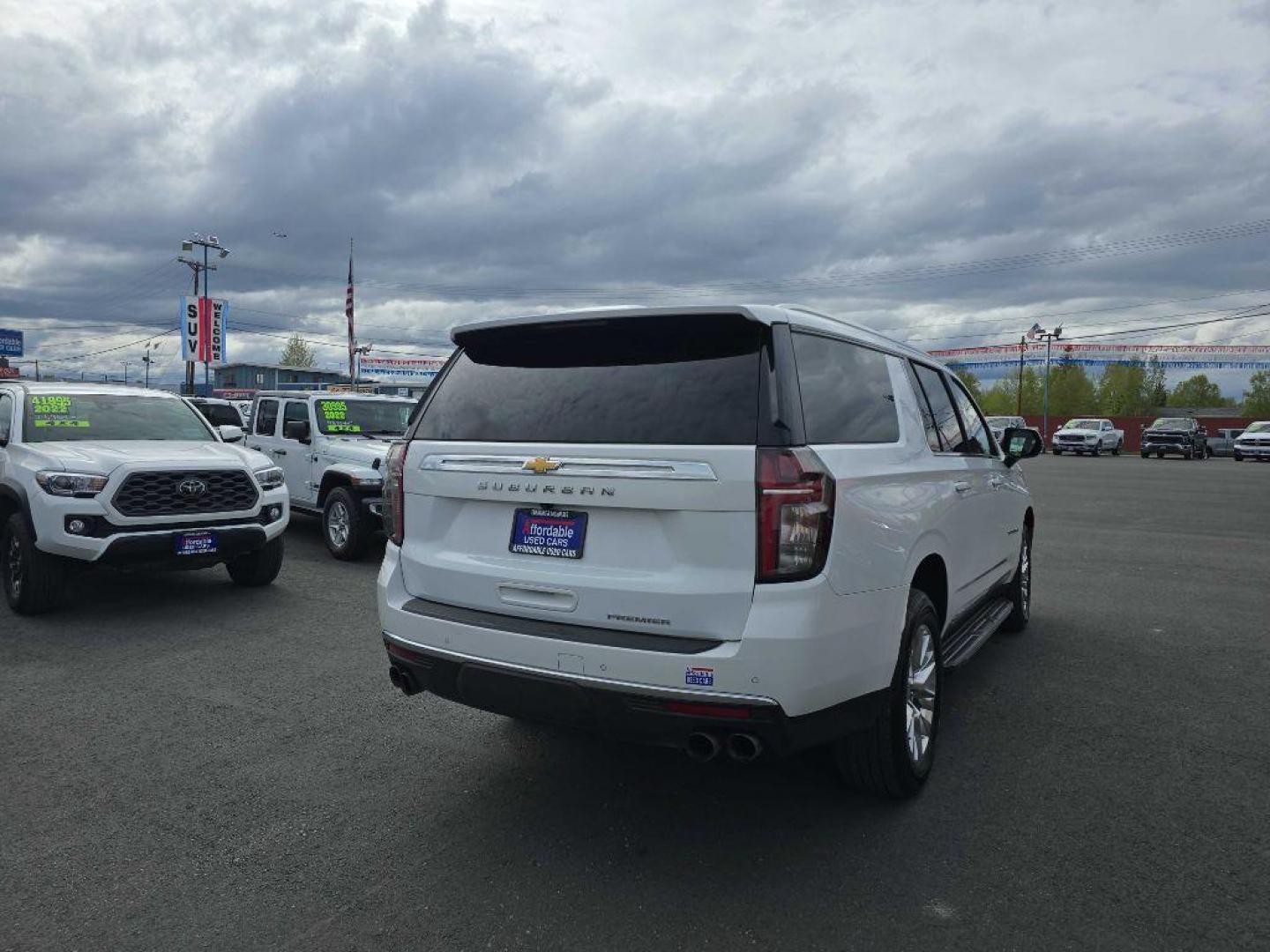 2023 WHITE CHEVROLET SUBURBAN 1500 PREMIER (1GNSKFKD2PR) with an 5.3L engine, Automatic transmission, located at 2525 S. Cushman, Fairbanks, AK, 99701, (907) 452-5707, 64.824036, -147.712311 - Photo#2