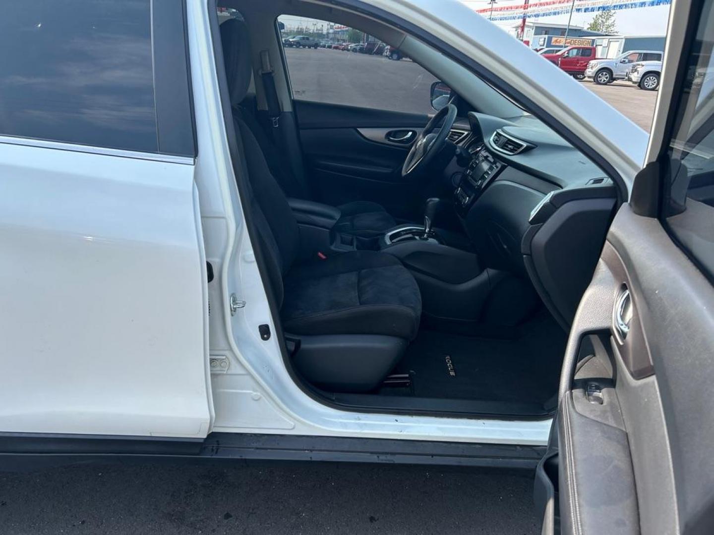 2015 WHITE NISSAN ROGUE S (KNMAT2MTXFP) with an 2.5L engine, Continuously Variable transmission, located at 2525 S. Cushman, Fairbanks, AK, 99701, (907) 452-5707, 64.824036, -147.712311 - Photo#4
