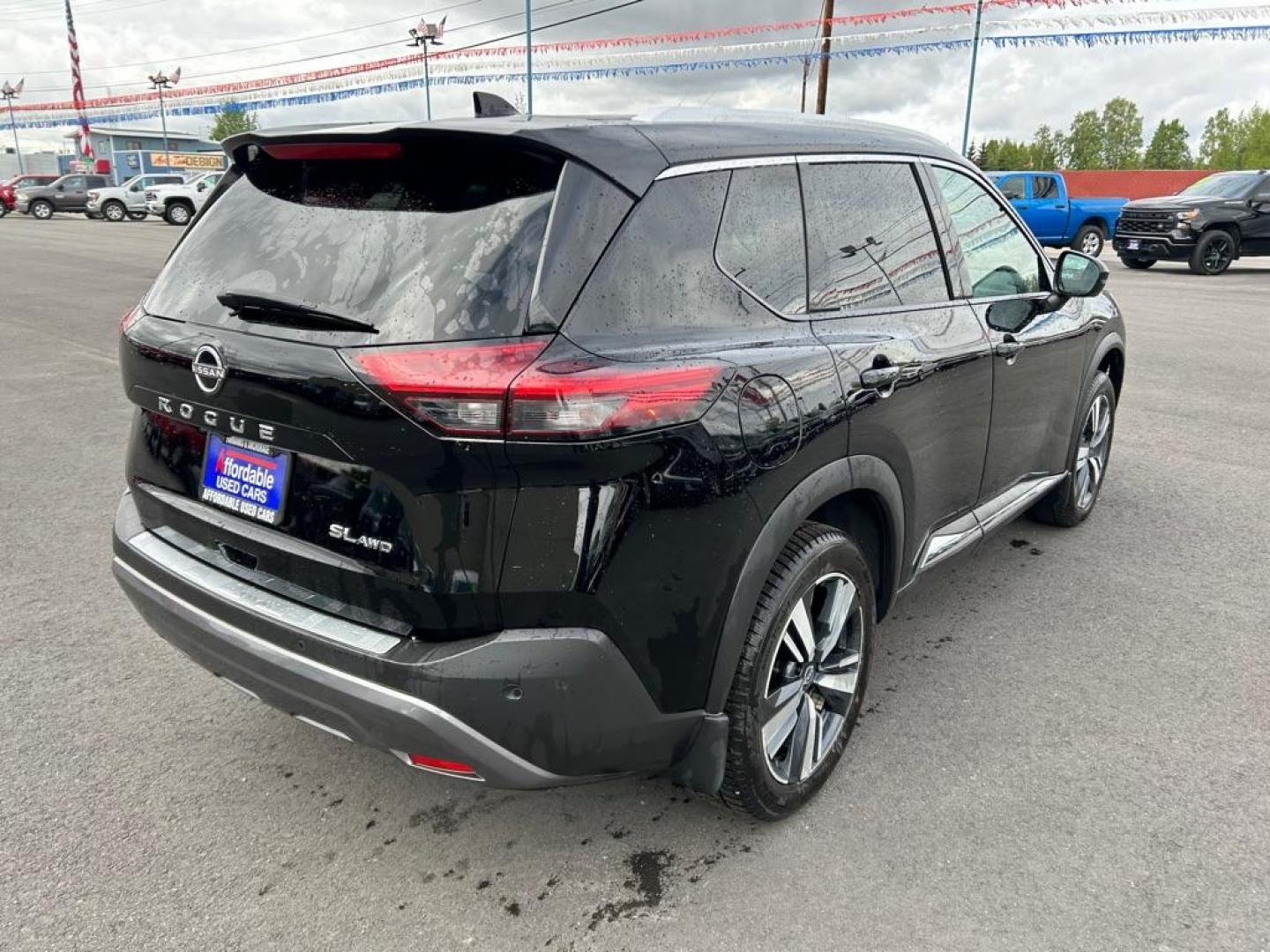 2022 BLACK NISSAN ROGUE SL (5N1BT3CB9NC) with an 1.5L engine, Automatic transmission, located at 2525 S. Cushman, Fairbanks, AK, 99701, (907) 452-5707, 64.824036, -147.712311 - Photo#2
