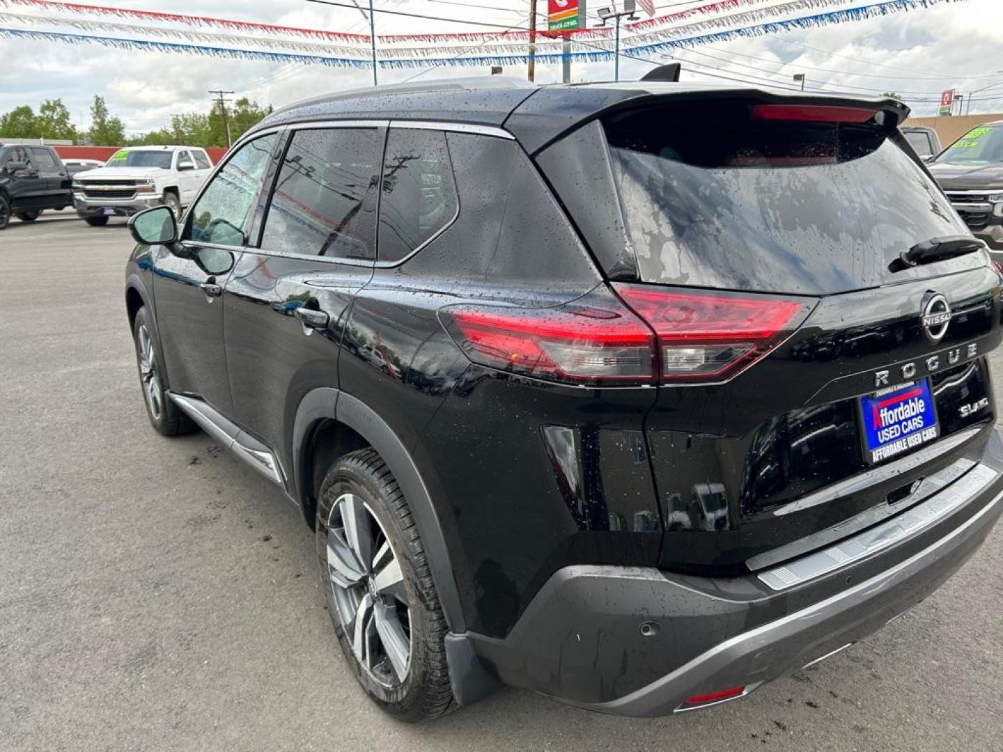 2022 BLACK NISSAN ROGUE SL (5N1BT3CB9NC) with an 1.5L engine, Automatic transmission, located at 2525 S. Cushman, Fairbanks, AK, 99701, (907) 452-5707, 64.824036, -147.712311 - Photo#3