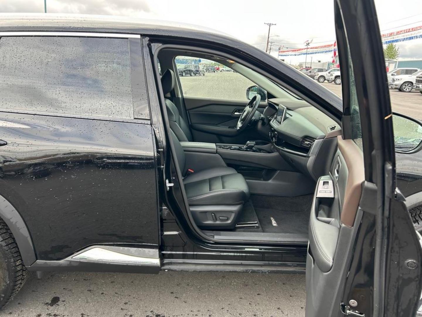 2022 BLACK NISSAN ROGUE SL (5N1BT3CB9NC) with an 1.5L engine, Automatic transmission, located at 2525 S. Cushman, Fairbanks, AK, 99701, (907) 452-5707, 64.824036, -147.712311 - Photo#4