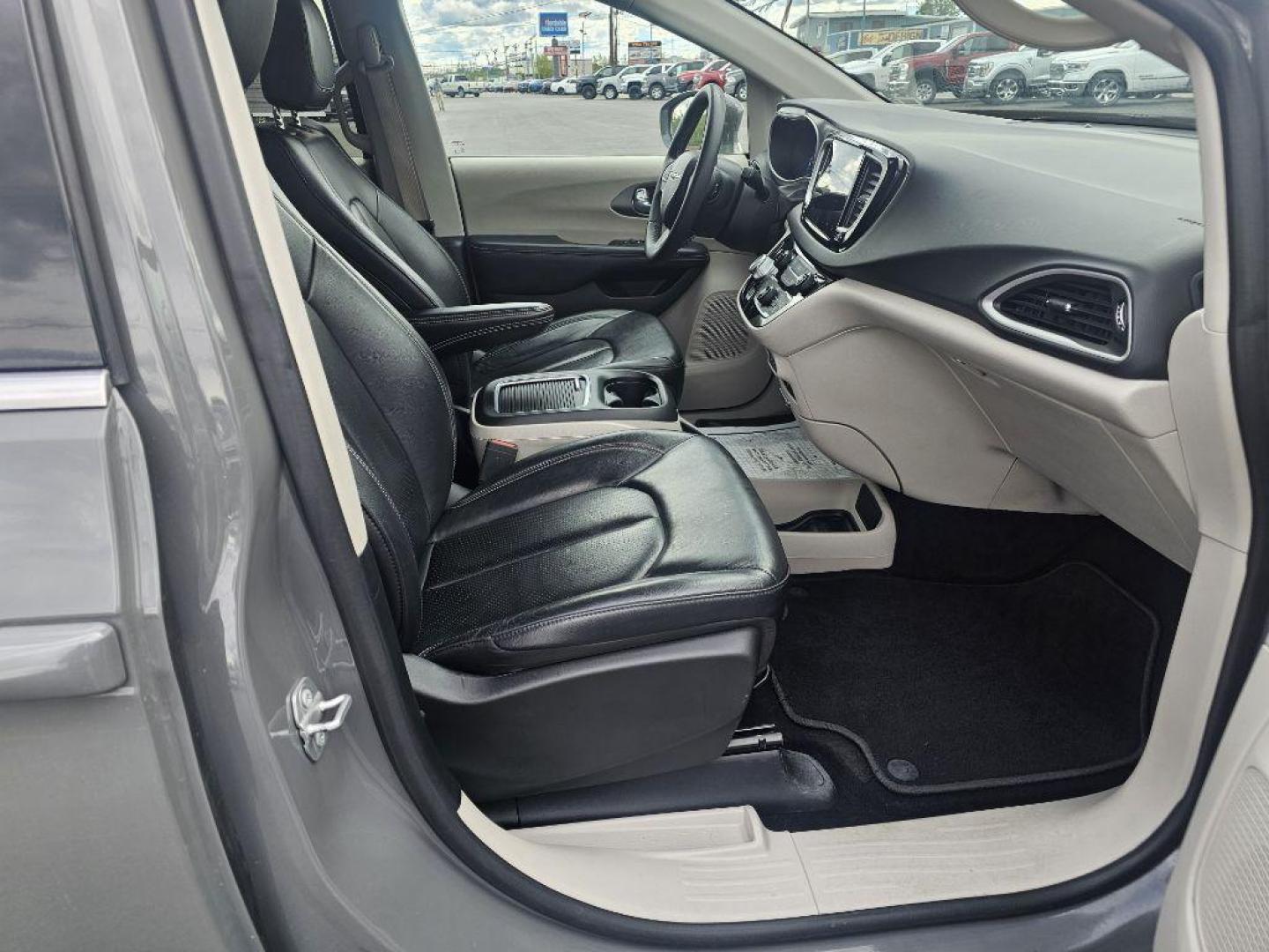2022 GREY CHRYSLER PACIFICA TOURING L (2C4RC1BG1NR) with an 3.6L engine, Automatic transmission, located at 2525 S. Cushman, Fairbanks, AK, 99701, (907) 452-5707, 64.824036, -147.712311 - Photo#4