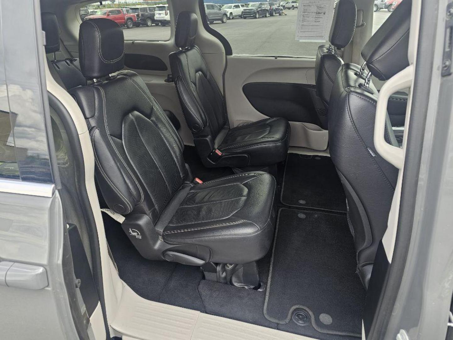 2022 GREY CHRYSLER PACIFICA TOURING L (2C4RC1BG1NR) with an 3.6L engine, Automatic transmission, located at 2525 S. Cushman, Fairbanks, AK, 99701, (907) 452-5707, 64.824036, -147.712311 - Photo#5