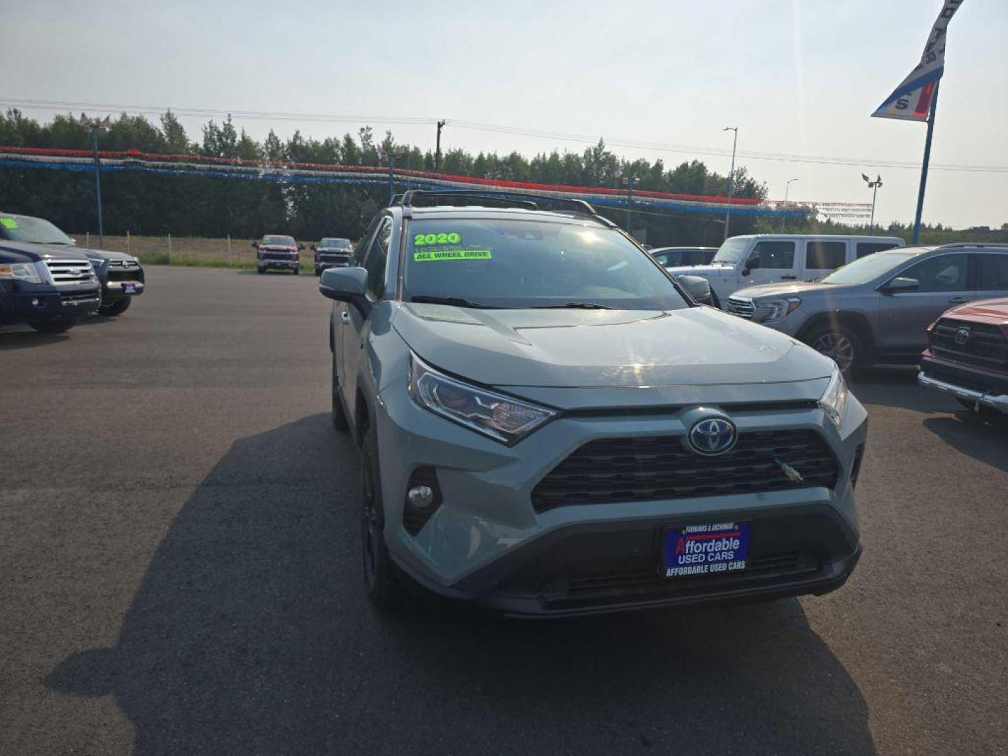 2020 GRAY TOYOTA RAV4 XLE (2T3RWRFVXLW) with an 2.5L engine, Continuously Variable transmission, located at 2525 S. Cushman, Fairbanks, AK, 99701, (907) 452-5707, 64.824036, -147.712311 - Photo#1