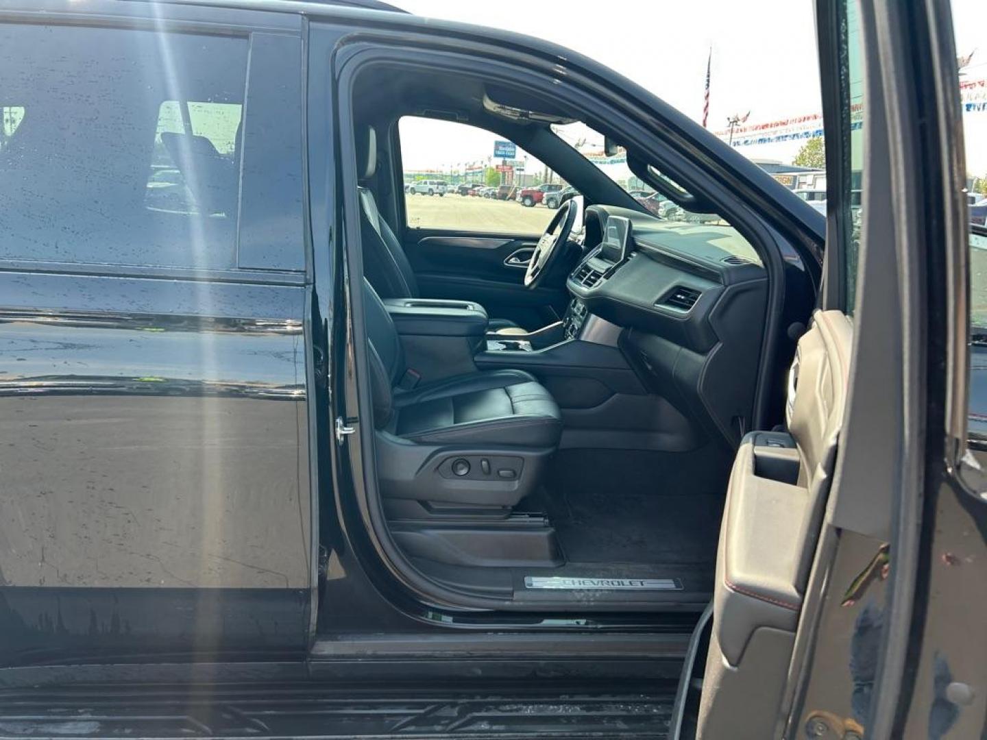 2021 BLACK CHEVROLET TAHOE 1500 RST (1GNSKRKD6MR) with an 5.3L engine, Automatic transmission, located at 2525 S. Cushman, Fairbanks, AK, 99701, (907) 452-5707, 64.824036, -147.712311 - Photo#4
