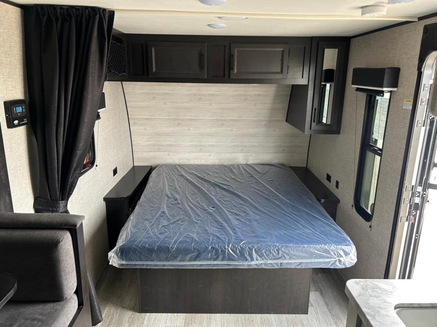 2023 WHITE JAYCO Jayco M-183 RB 21ft (1UJBC0AJ0P7) , Automatic transmission, located at 2525 S. Cushman, Fairbanks, AK, 99701, (907) 452-5707, 64.824036, -147.712311 - Photo#2