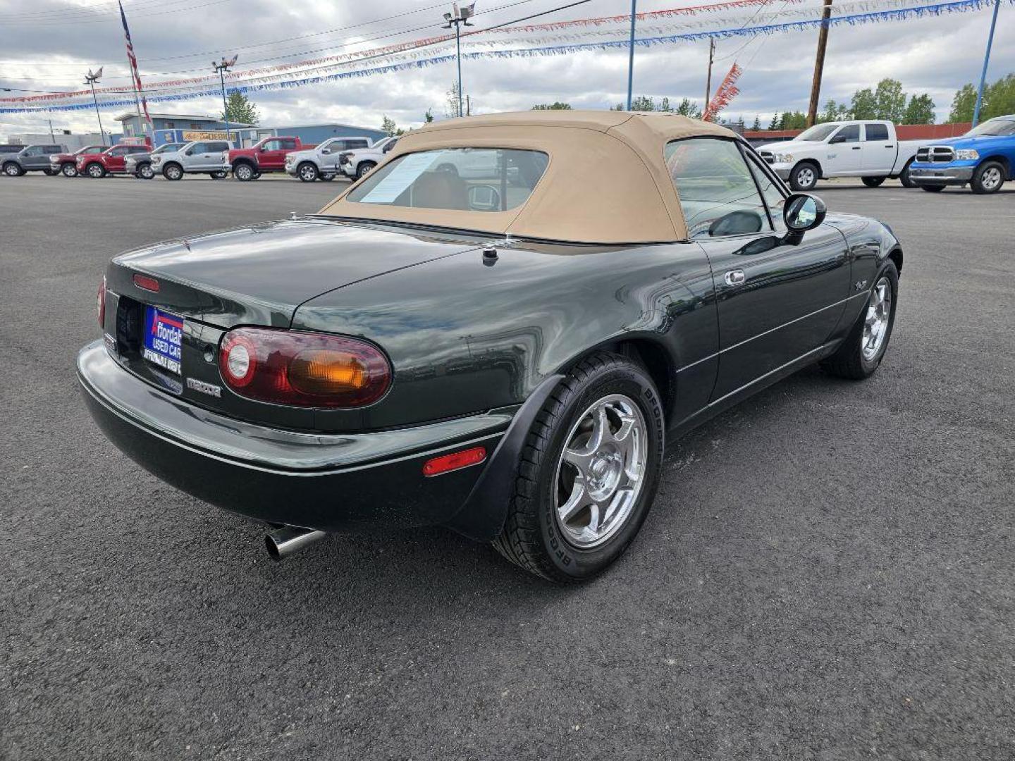 1997 GREEN MAZDA MX-5 MIATA (JM1NA3534V0) with an 1.8L engine, Automatic transmission, located at 2525 S. Cushman, Fairbanks, AK, 99701, (907) 452-5707, 64.824036, -147.712311 - Photo#1