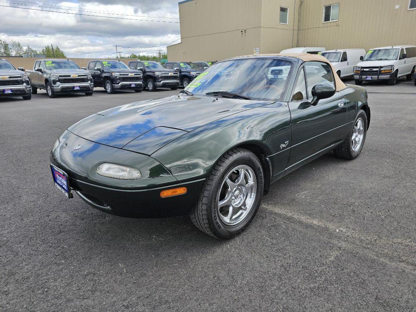 1997 GREEN MAZDA MX-5 MIATA (JM1NA3534V0) with an 1.8L engine, Automatic transmission, located at 2525 S. Cushman, Fairbanks, AK, 99701, (907) 452-5707, 64.824036, -147.712311 - Photo#3
