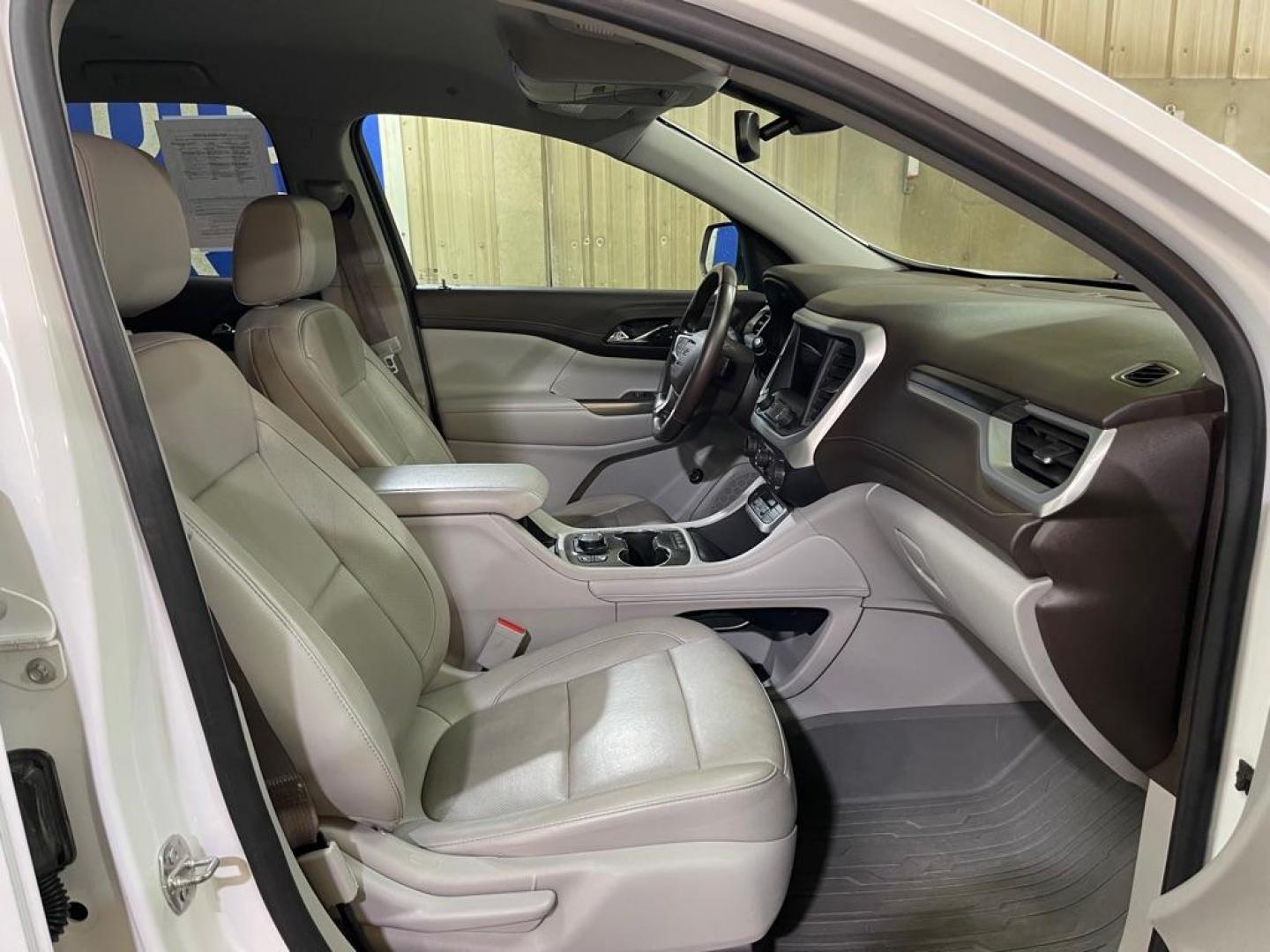 2020 WHITE GMC ACADIA SLT (1GKKNMLS0LZ) with an 3.6L engine, Automatic transmission, located at 2525 S. Cushman, Fairbanks, AK, 99701, (907) 452-5707, 64.824036, -147.712311 - Photo#3