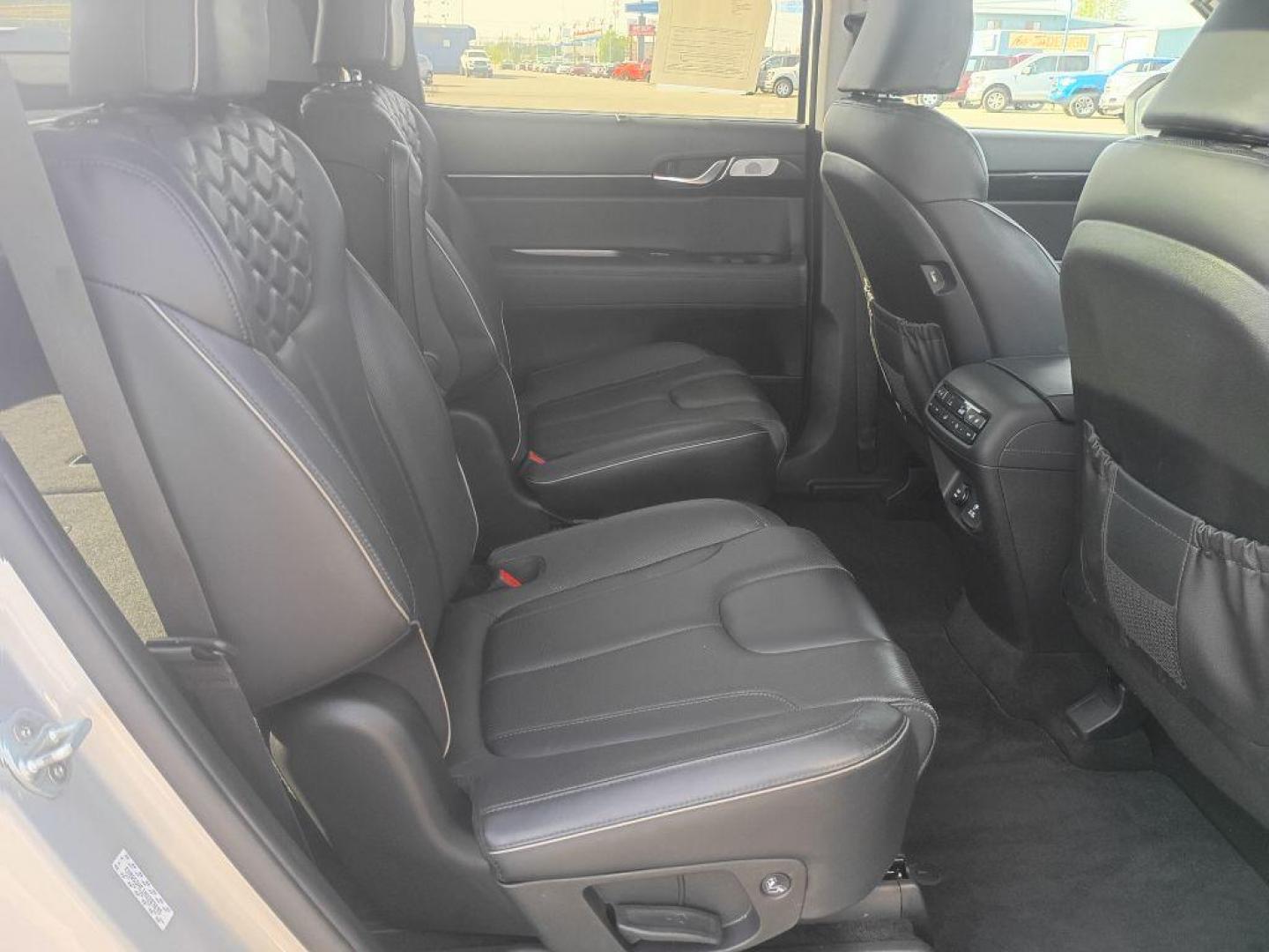 2021 SILVER HYUNDAI PALISADE LIMITED (KM8R5DHE1MU) with an 3.8L engine, Automatic transmission, located at 2525 S. Cushman, Fairbanks, AK, 99701, (907) 452-5707, 64.824036, -147.712311 - Photo#5