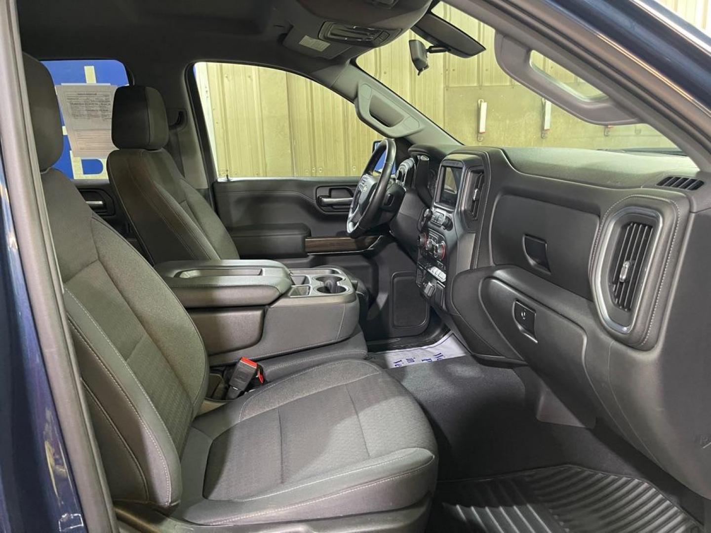 2019 BLUE CHEVROLET SILVERADO 1500 LT (3GCUYDED0KG) with an 5.3L engine, Automatic transmission, located at 2525 S. Cushman, Fairbanks, AK, 99701, (907) 452-5707, 64.824036, -147.712311 - Photo#3