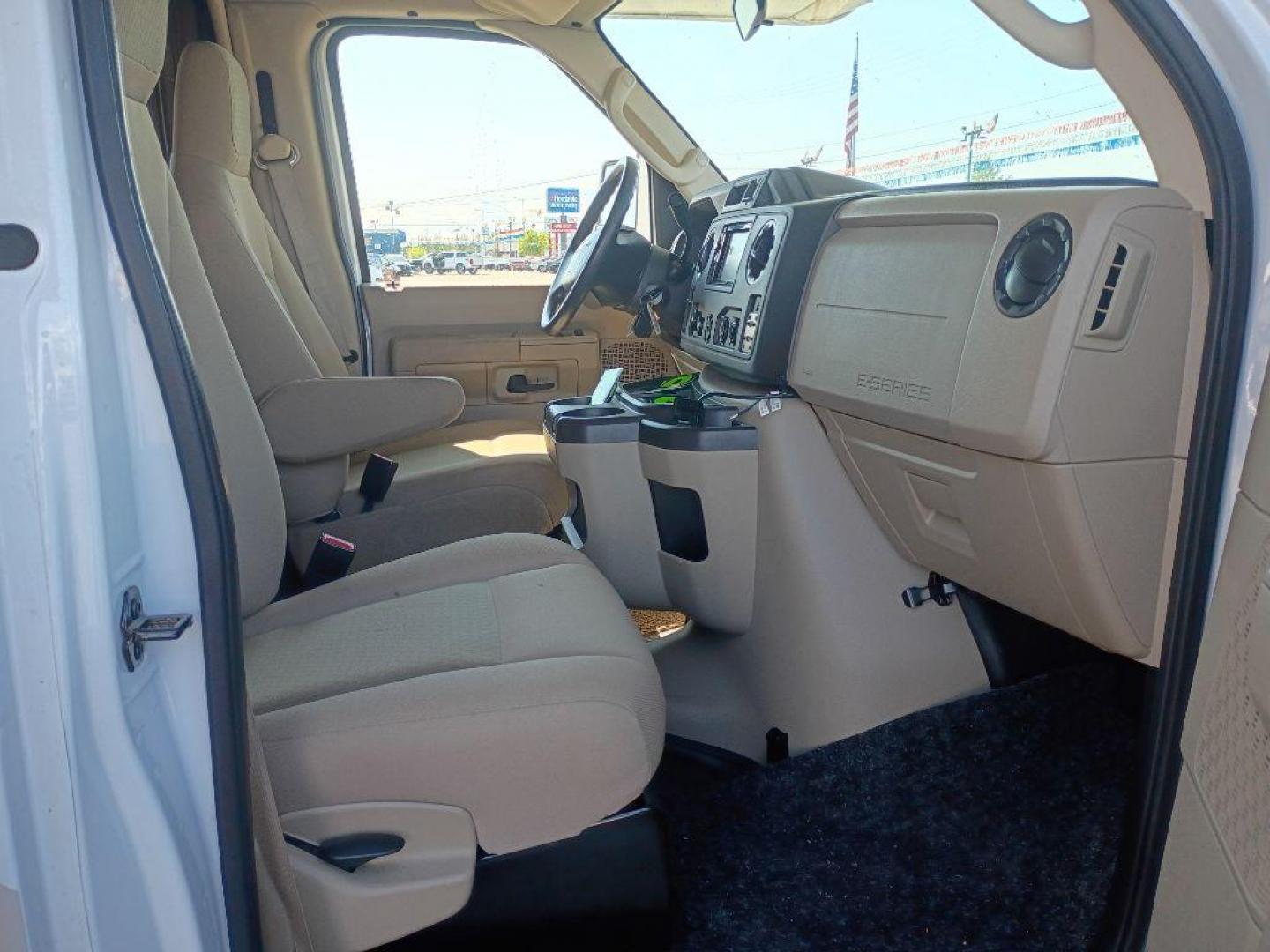2019 WHITE FORD ECONOLINE E450 SUPER DUTY CUTAWAY VAN (1FDXE4FS8KD) with an 6.8L engine, Automatic transmission, located at 2525 S. Cushman, Fairbanks, AK, 99701, (907) 452-5707, 64.824036, -147.712311 - Photo#4