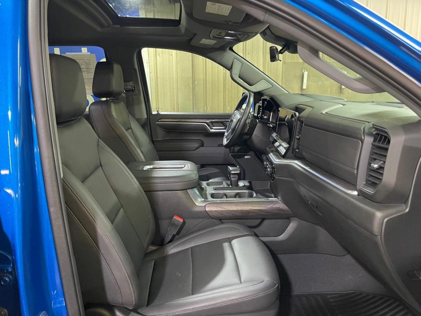 2022 BLUE CHEVROLET SILVERADO 1500 LTZ (1GCUDGED7NZ) with an 5.3L engine, Automatic transmission, located at 2525 S. Cushman, Fairbanks, AK, 99701, (907) 452-5707, 64.824036, -147.712311 - Photo#3