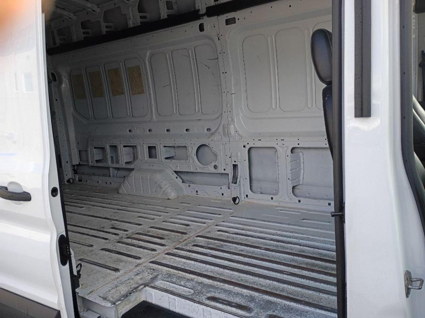 2022 FORD TRANSIT T-250 (1FTBR3U85NK) with an 3.5L engine, Automatic transmission, located at 2525 S. Cushman, Fairbanks, AK, 99701, (907) 452-5707, 64.824036, -147.712311 - Photo#5
