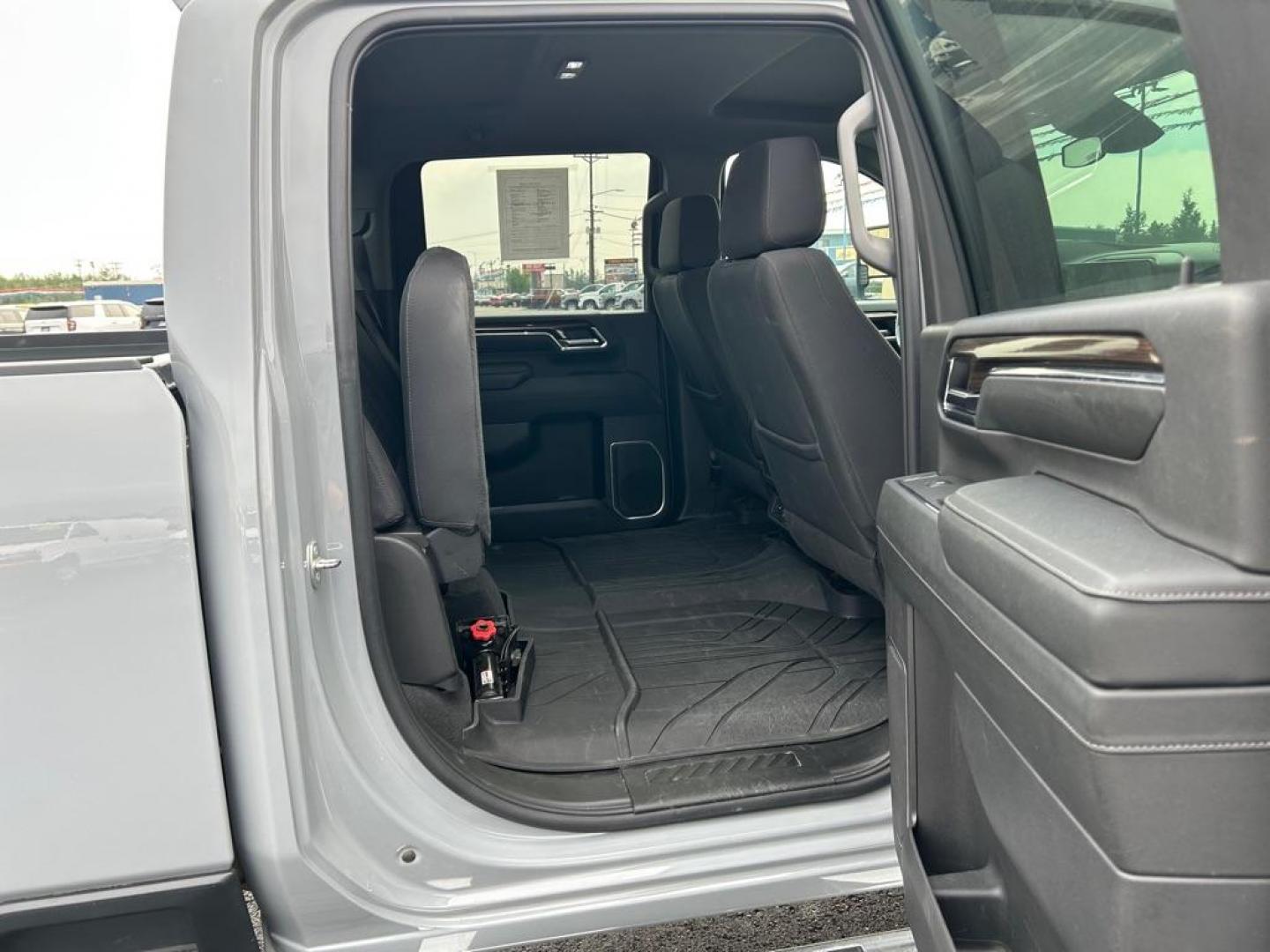 2024 GRAY CHEVROLET SILVERADO 2500 HEAVY DUTY LT (2GC4YNE70R1) with an 6.6L engine, Automatic transmission, located at 2525 S. Cushman, Fairbanks, AK, 99701, (907) 452-5707, 64.824036, -147.712311 - Photo#5