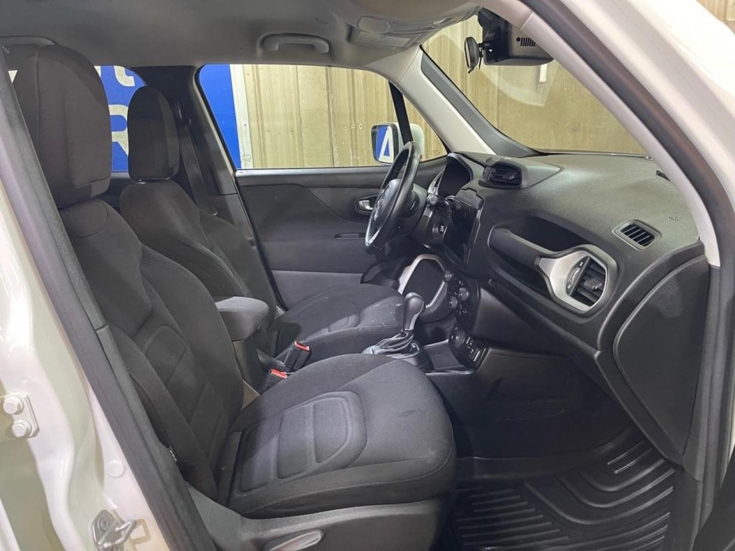 2020 WHITE JEEP RENEGADE LATITUDE (ZACNJBBB5LP) with an 2.4L engine, Automatic transmission, located at 2525 S. Cushman, Fairbanks, AK, 99701, (907) 452-5707, 64.824036, -147.712311 - Photo#3