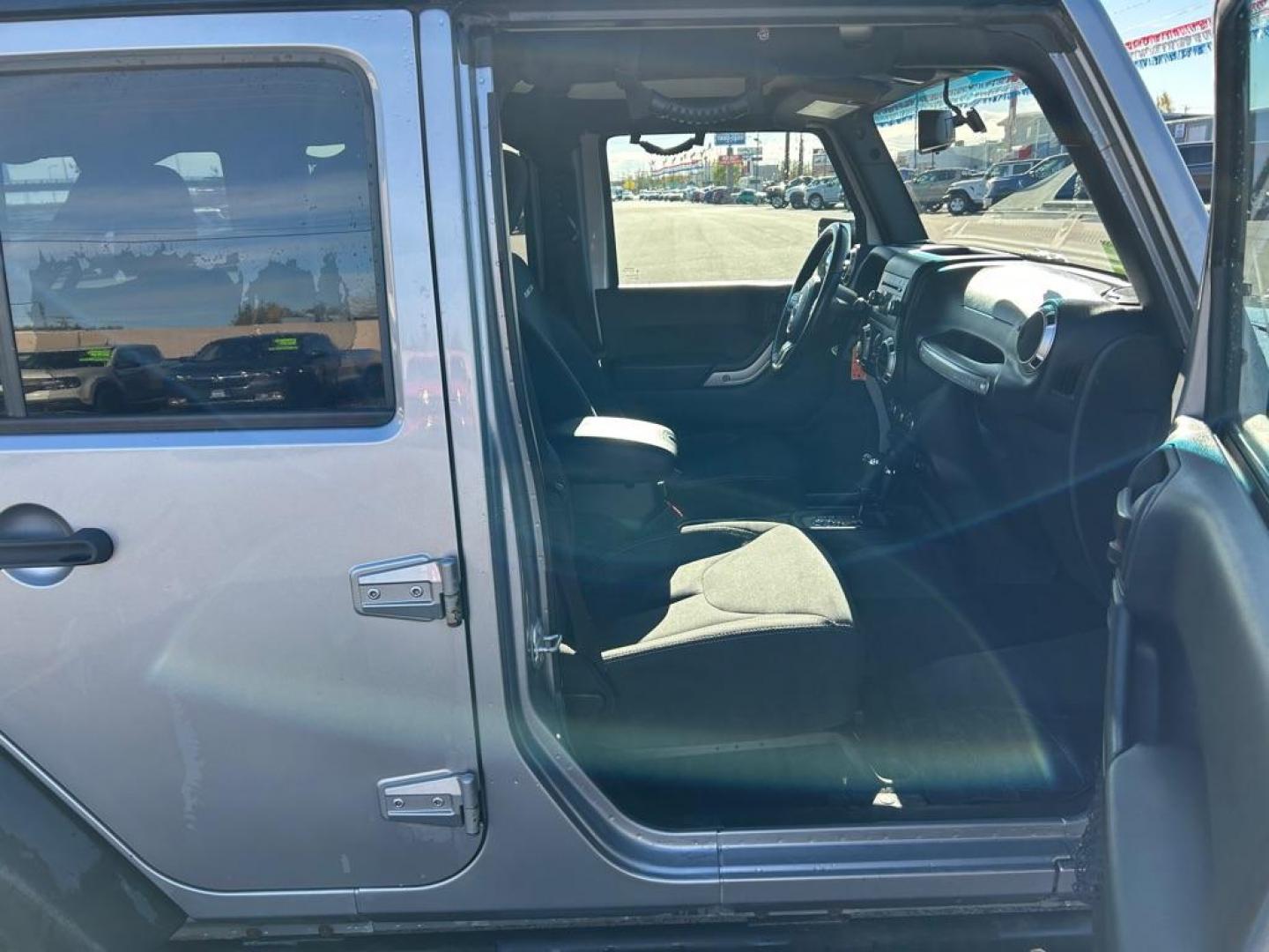 2017 GRAY JEEP WRANGLER UNLIMI RUBICON (1C4BJWFG0HL) with an 3.6L engine, Automatic transmission, located at 2525 S. Cushman, Fairbanks, AK, 99701, (907) 452-5707, 64.824036, -147.712311 - Photo#4