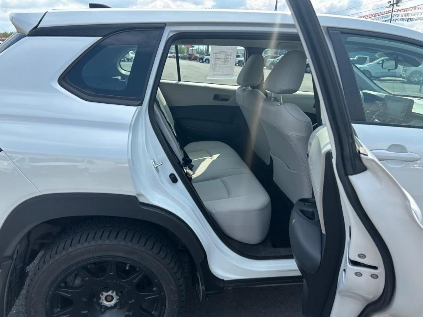 2022 WHITE TOYOTA COROLLA CROSS L (7MUAAABG7NV) with an 2.0L engine, Automatic transmission, located at 2525 S. Cushman, Fairbanks, AK, 99701, (907) 452-5707, 64.824036, -147.712311 - Photo#5