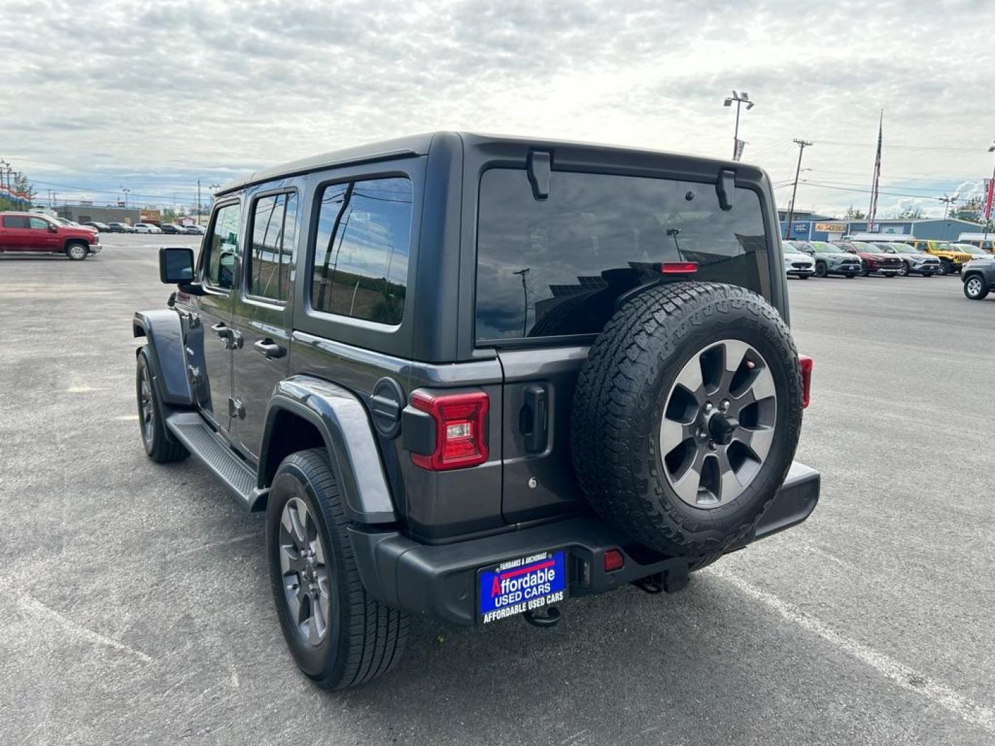 2018 GRAY JEEP WRANGLER UNLIMI SAHARA (1C4HJXEN5JW) with an 2.0L engine, Automatic transmission, located at 2525 S. Cushman, Fairbanks, AK, 99701, (907) 452-5707, 64.824036, -147.712311 - Photo#3