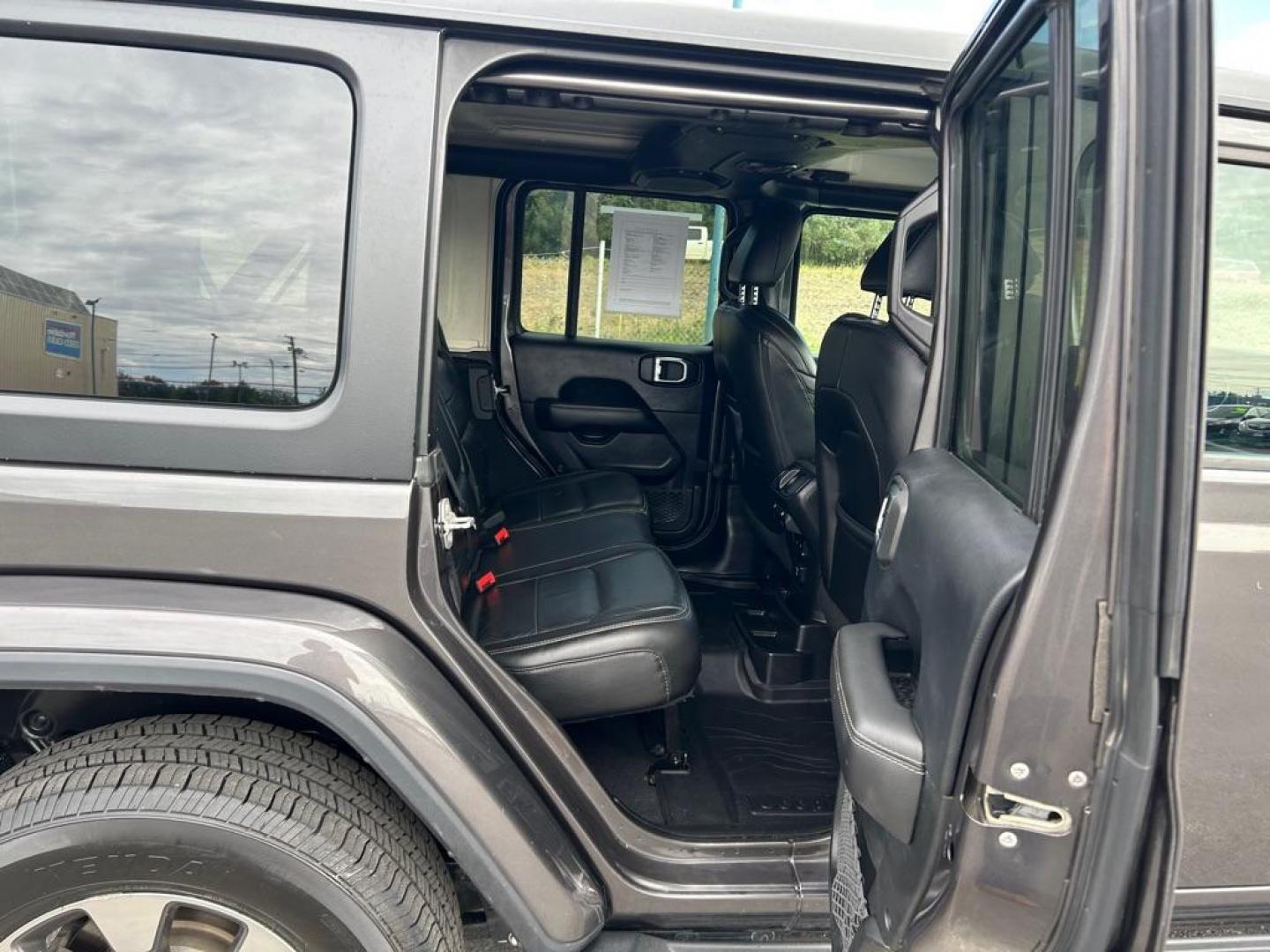 2018 GRAY JEEP WRANGLER UNLIMI SAHARA (1C4HJXEN5JW) with an 2.0L engine, Automatic transmission, located at 2525 S. Cushman, Fairbanks, AK, 99701, (907) 452-5707, 64.824036, -147.712311 - Photo#5