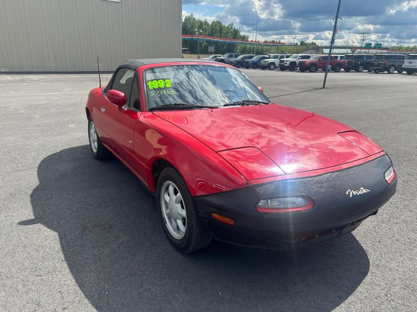 1992 RED MAZDA MX-5 MIATA (JM1NA3515N1) with an 1.6L engine, Automatic transmission, located at 2525 S. Cushman, Fairbanks, AK, 99701, (907) 452-5707, 64.824036, -147.712311 - Photo#1