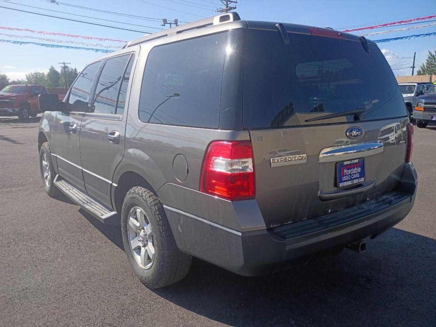 2014 GRAY FORD EXPEDITION XL (1FMJU1G59EE) with an 5.4L engine, Automatic transmission, located at 2525 S. Cushman, Fairbanks, AK, 99701, (907) 452-5707, 64.824036, -147.712311 - Photo#4