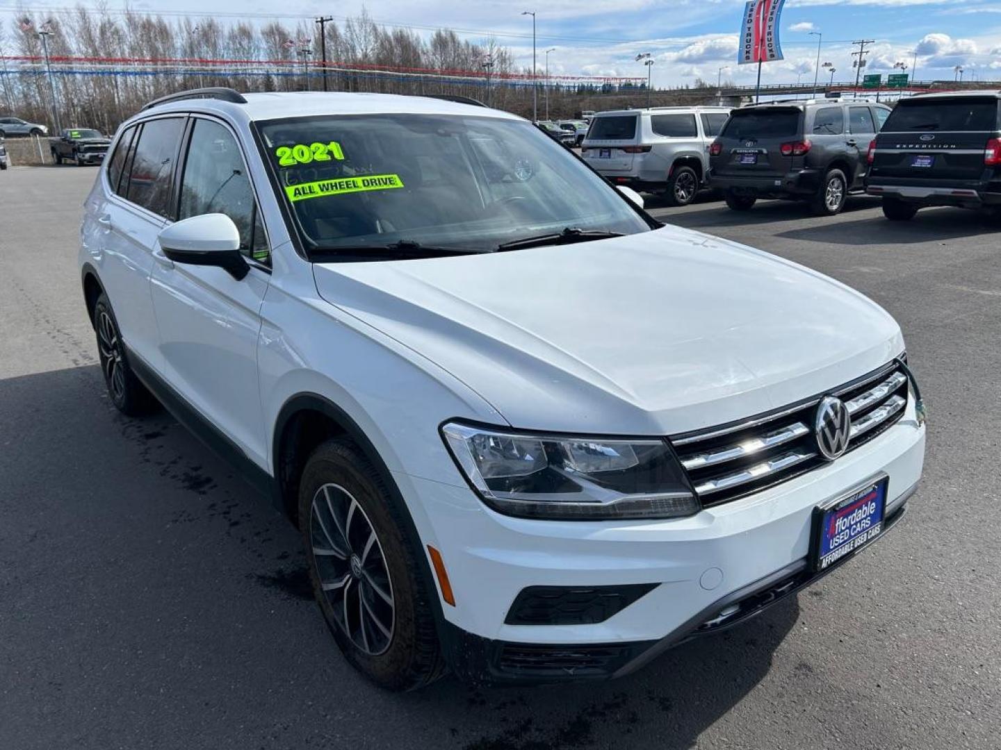 2021 WHITE VOLKSWAGEN TIGUAN SE (3VV2B7AX8MM) with an 2.0L engine, Automatic transmission, located at 2525 S. Cushman, Fairbanks, AK, 99701, (907) 452-5707, 64.824036, -147.712311 - Photo#1